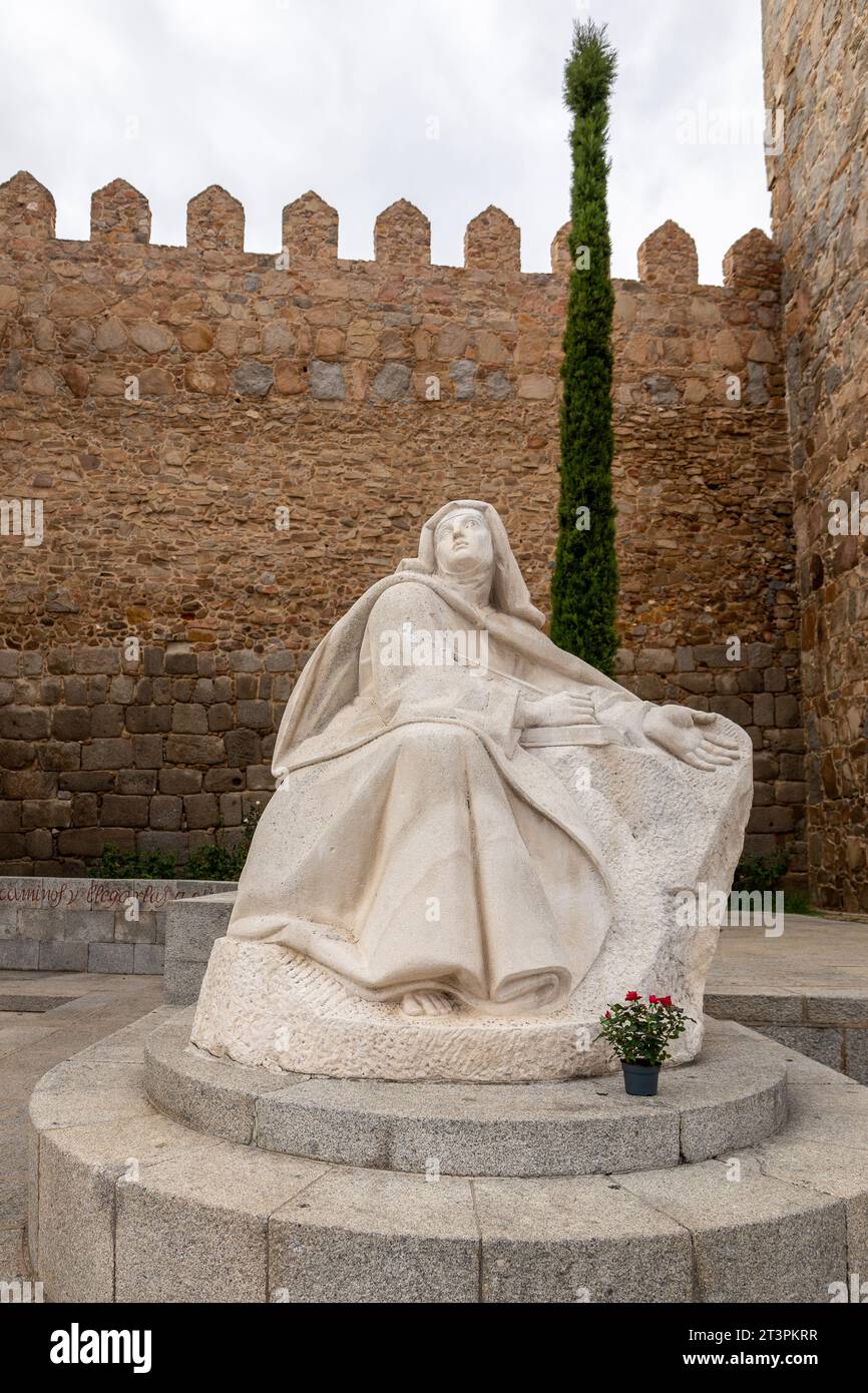 Avila, Spanien, 07.10.21. Denkmal für die Teresa von Jesus von Juan Luis Vassallo, weiße Skulptur des heiligen mit Buch und Stift. Stockfoto