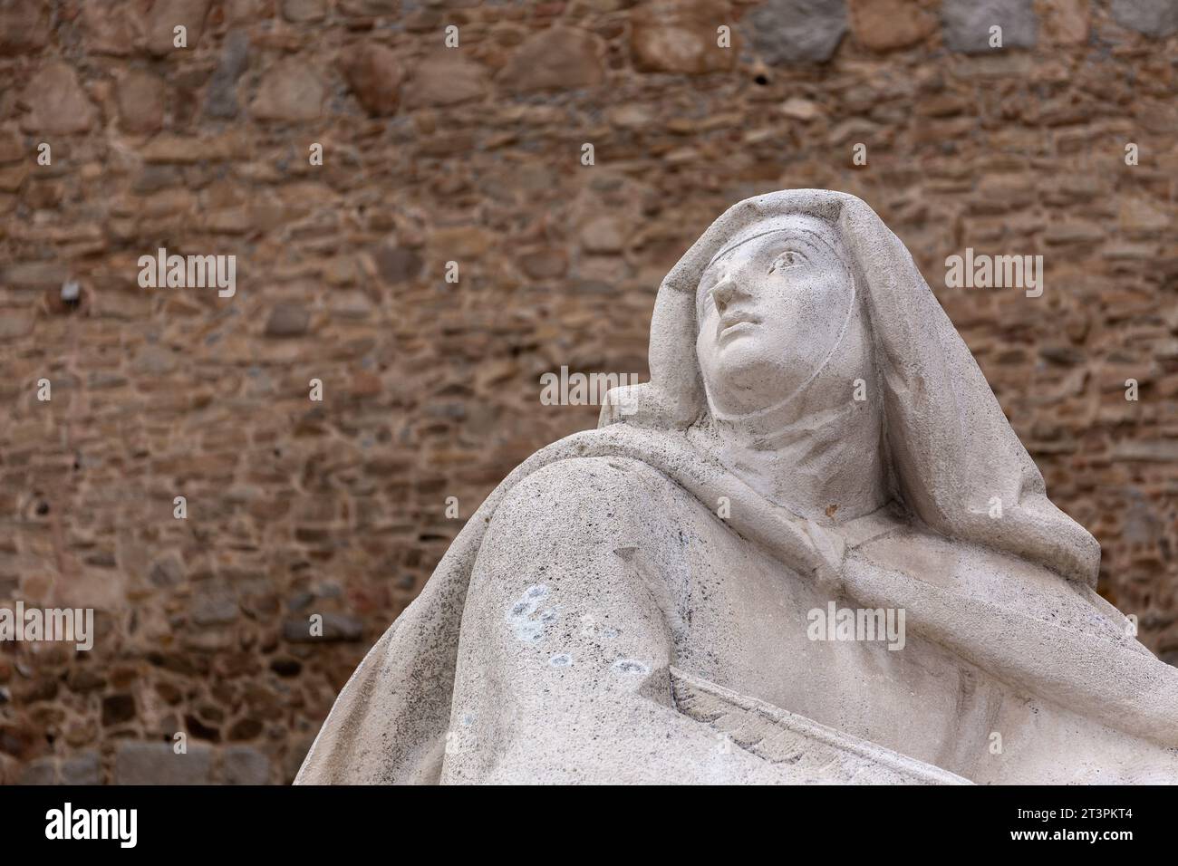 Avila, Spanien, 07.10.21. Denkmal für Teresa von Jesus von Juan Luis Vassallo, weiße Skulptur des heiligen, Nahaufnahme. Stockfoto