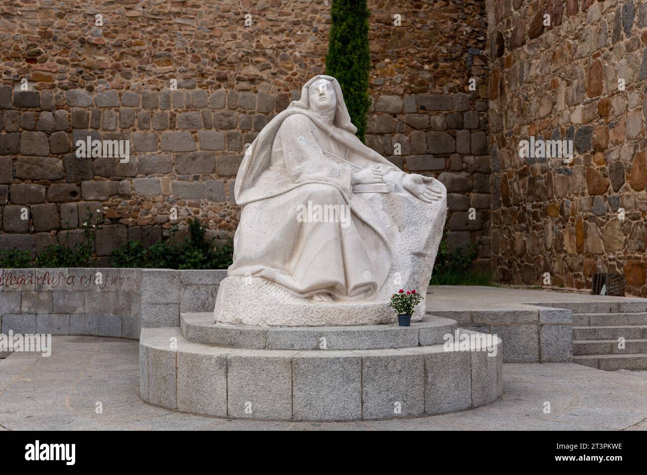 Avila, Spanien, 07.10.21. Denkmal für die Teresa von Jesus von Juan Luis Vassallo, weiße Skulptur des heiligen mit Buch und Stift. Stockfoto