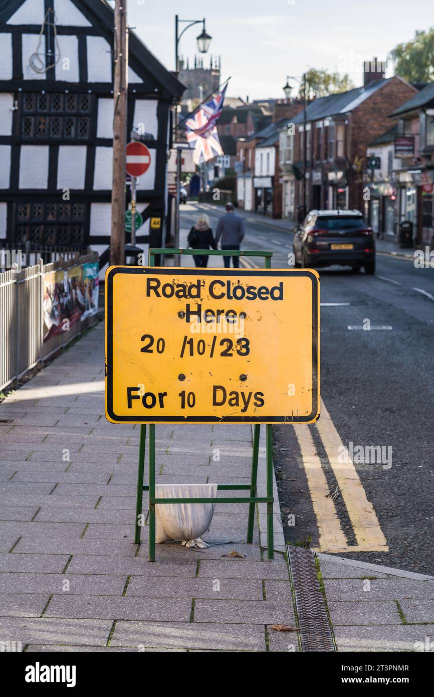 Nantwich, Cheshire, England, 22. Oktober 2023. Gelbes Closed HERE-Schild, Informationen, Infrastruktur und redaktionelle Reiseabbildung. Stockfoto