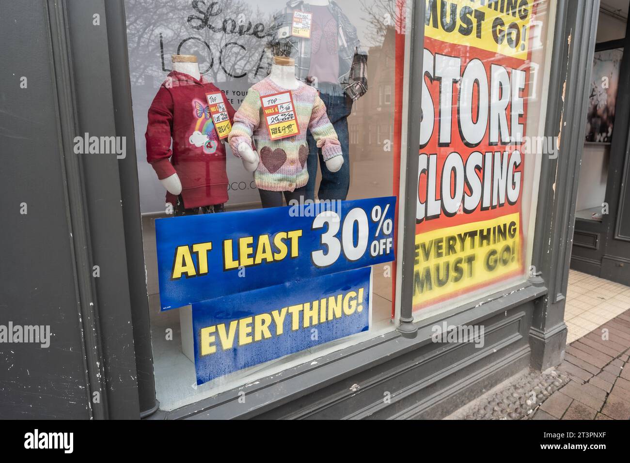 Nantwich, Cheshire, England, 22. Januar 2023. M und Co Shop Fenster mit Verkaufs- und Ladenschließung, Einzelhandels- und Business-Illustration. Stockfoto