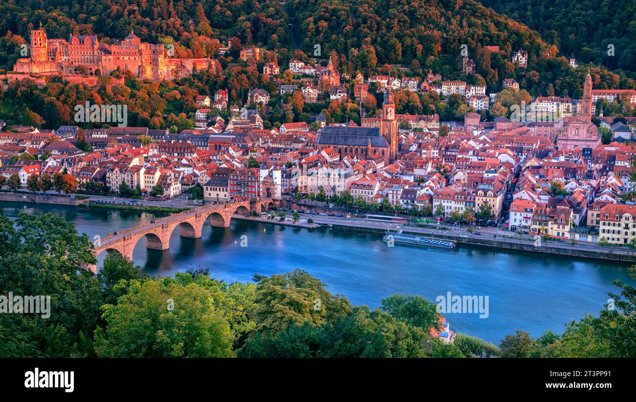 Heidelberg, Deutschland. Luftbild der historischen Stadt Heidelberg, Deutschland mit dem Alten Brückentor bei Sonnenuntergang im Herbst. Stockfoto