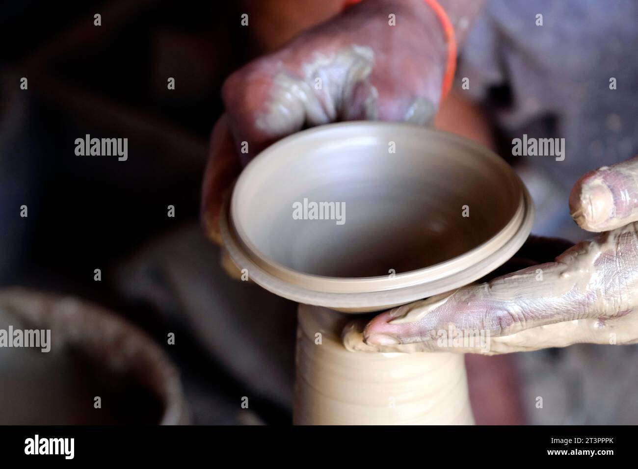 26. Oktober 2023, Pune, Indien, indischer Töpfer, der Diya (Öllampen) oder Erdlampen für das Diwali Festival mit Ton, Handarbeit herstellt. Stockfoto