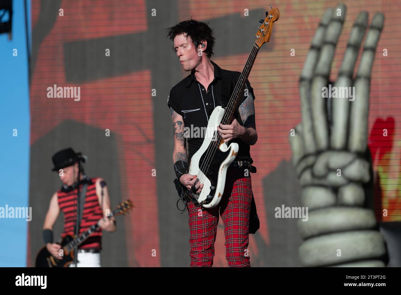 Las Vegas, USA. Oktober 2023. Jason McCaslin von Sum 41 tritt am 21. Oktober 2023 beim When We Were Young Festival in Las Vegas auf. Das Festival beinhaltete eine Besetzung mit Top-Pop-/Punkbands. (Foto: Geoffrey Clowes/SIPA USA) Credit: SIPA USA/Alamy Live News Stockfoto