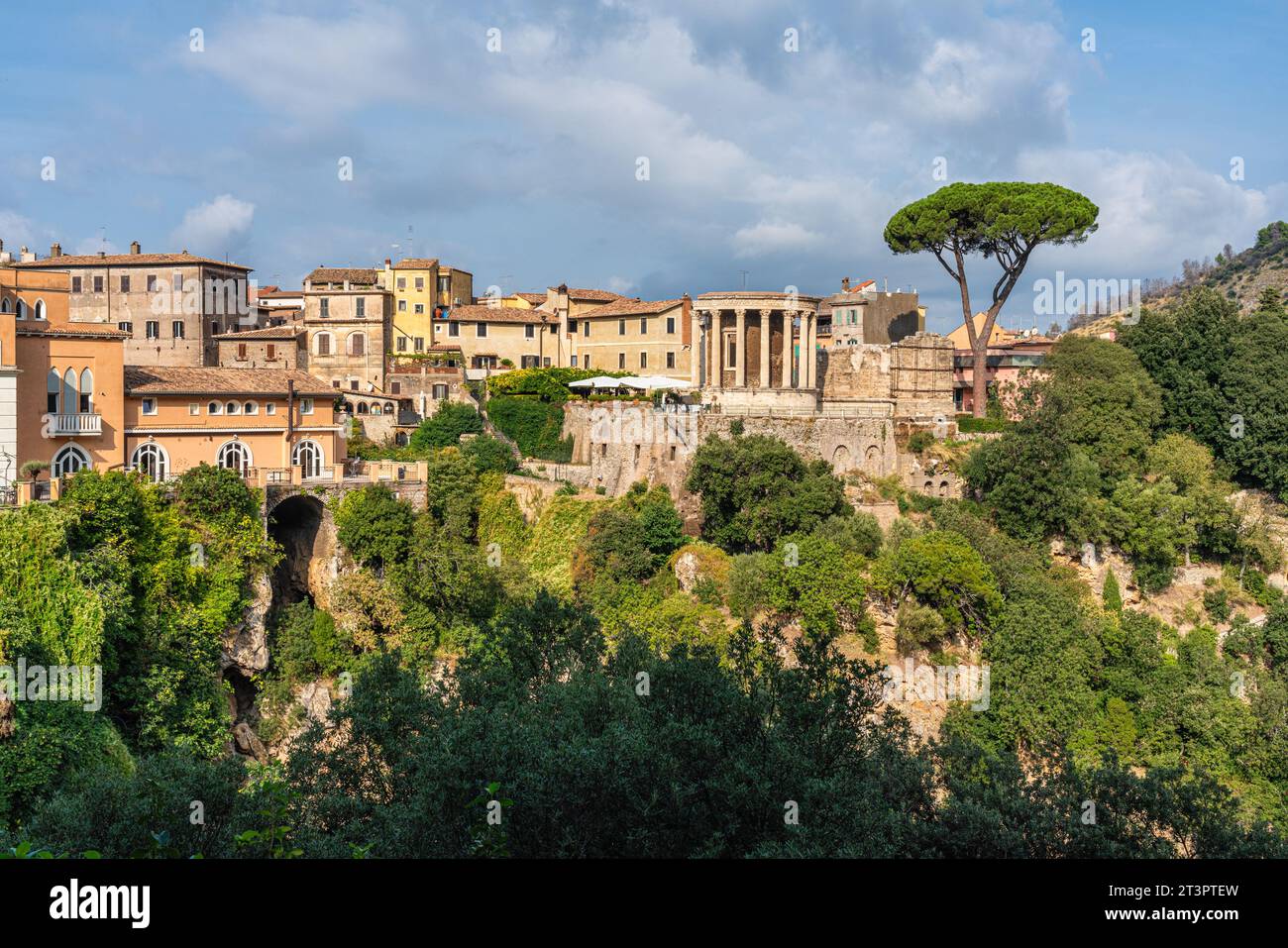 Malerische Aussicht von der wunderbaren Villa Gregoriana in Tivoli, Provinz Rom, Latium, Mittelitalien. Stockfoto