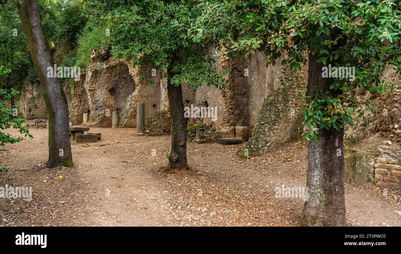 Malerische Aussicht von der wunderbaren Villa Gregoriana in Tivoli, Provinz Rom, Latium, Mittelitalien. Stockfoto