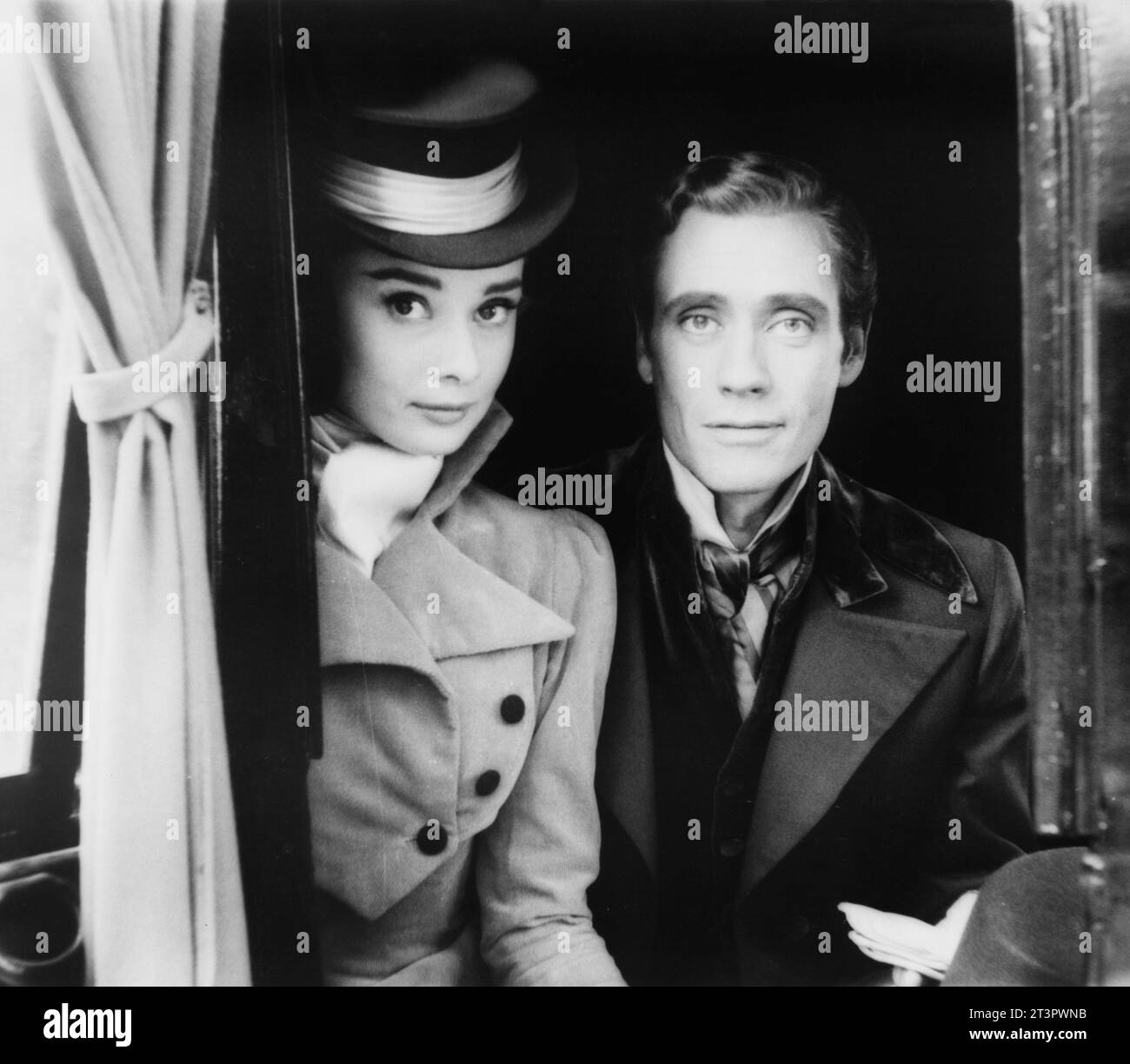 Audrey Hepburn and Mel Ferrer on the Set of war and Peace, von Milton Greene, 1955 Audrey Hepburn und Mel Ferrer, posierten in Kostümen, während sie Krieg und Frieden drehten. Foto von Milton H. Greene, Angestellter Fotograf des LOOK Magazins, 1955. Stockfoto