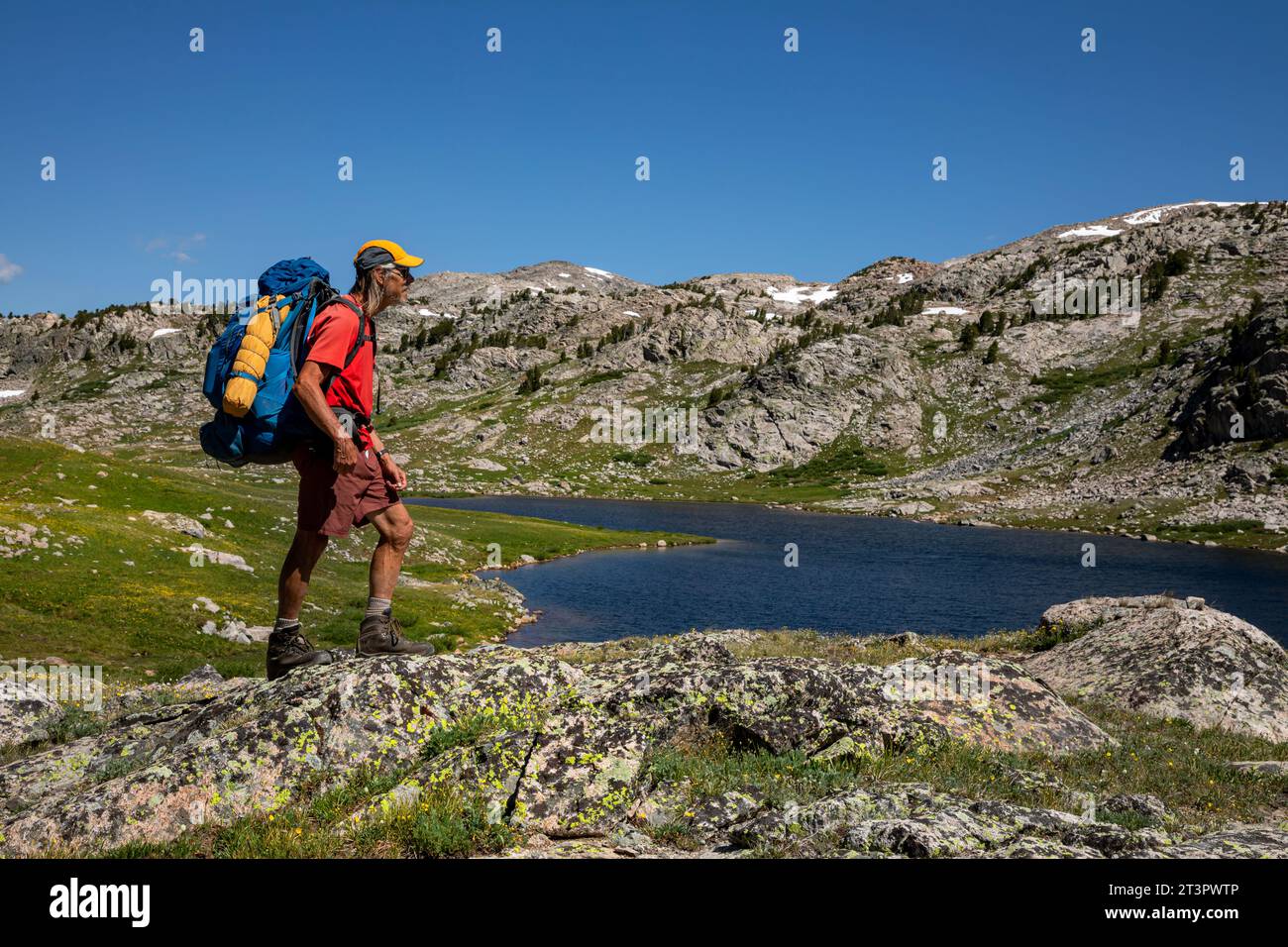 WY05350-00...WYOMING - Wandern Sie auf dem Doubletop Mountain Trail mit Blick auf einen der No Name Lakes im Abschnitt Bridger Wilderness des Wind River Stockfoto