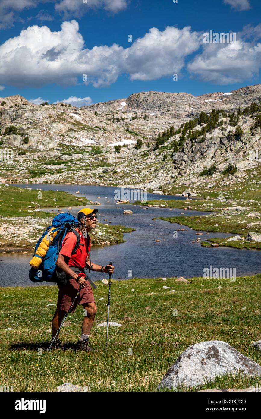 WY05355-00...WYOMING - Wandern Sie auf dem Doubletop Mountain Trail am No Name Lake in der Bridger Wilderness Area der Wind River Range. Stockfoto