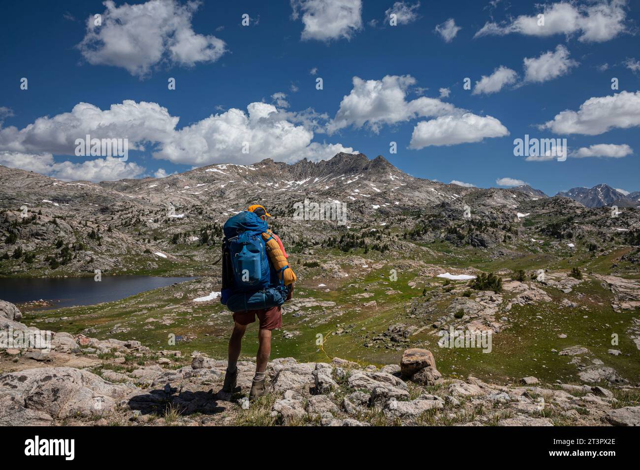 WY05355-00...WYOMING - Wandern Sie auf dem Doubletop Mountain Trail mit Blick auf den No Name Lake in der Bridger Wilderness Area der Wind River Range. Stockfoto