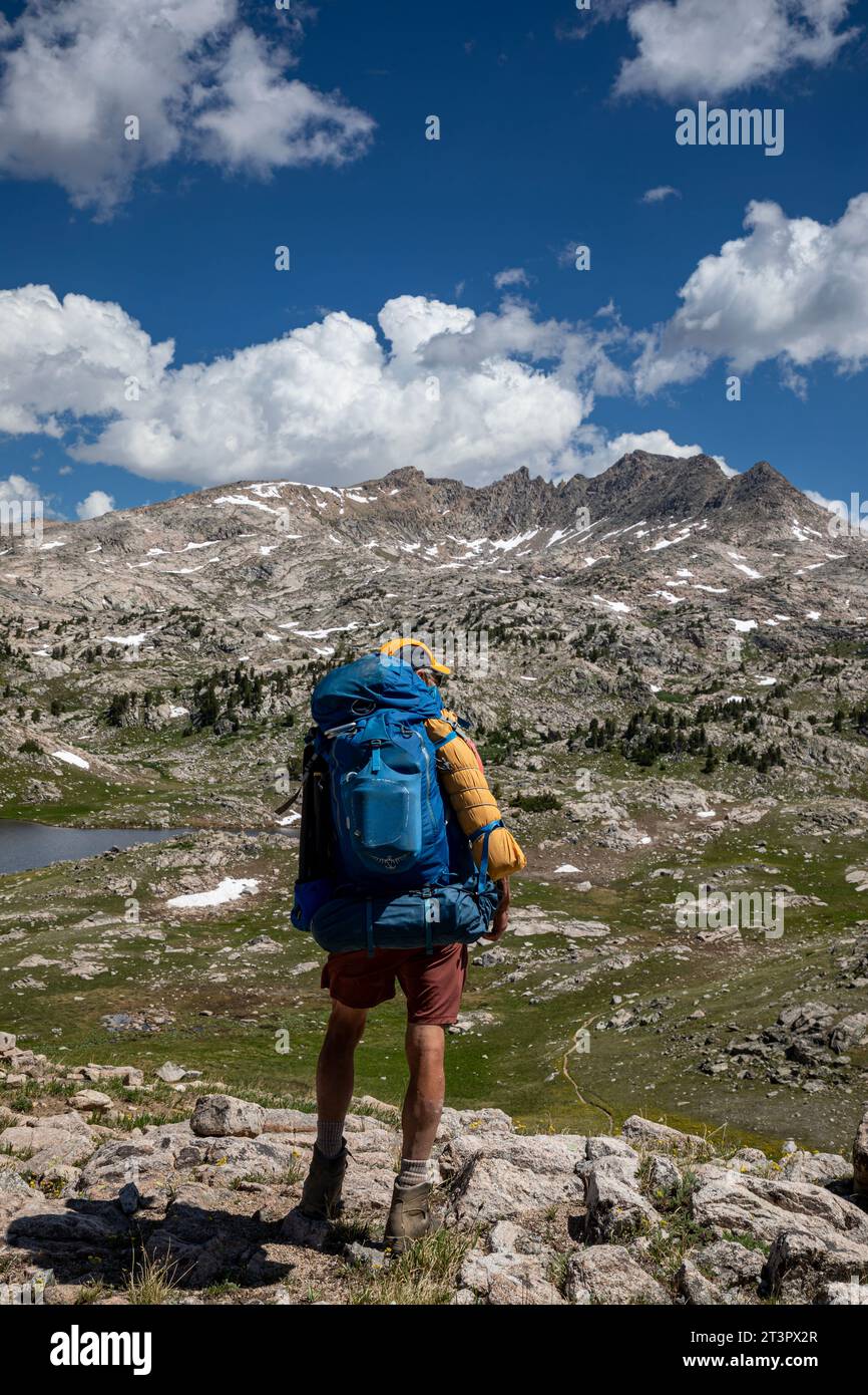 WY05357-00...WYOMING - Wandern Sie auf dem Doubletop Mountain Trail mit Blick auf den No Name Lake in der Bridger Wilderness Area der Wind River Range. Stockfoto