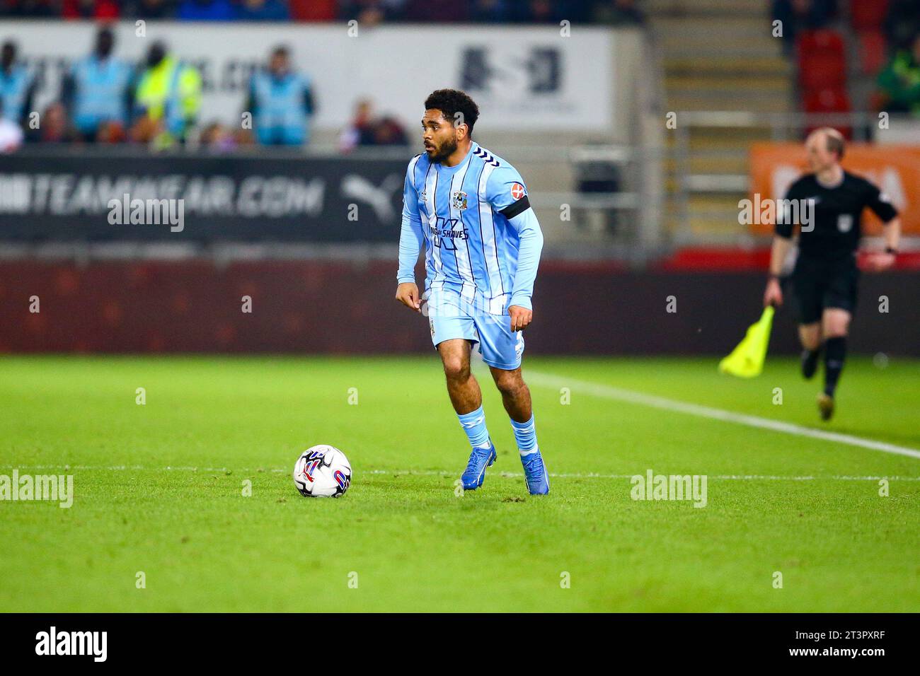 AESSEAL New York Stadium, Rotherham, England - 25. Oktober 2023 Jay Dasilva (3) von Coventry City - während des Spiels Rotherham United gegen Coventry City, Sky Bet Championship, 2023/24, AESSEAL New York Stadium, Rotherham, England - 25. Oktober 2023 Credit: Arthur Haigh/WhiteRosePhotos/Alamy Live News Stockfoto