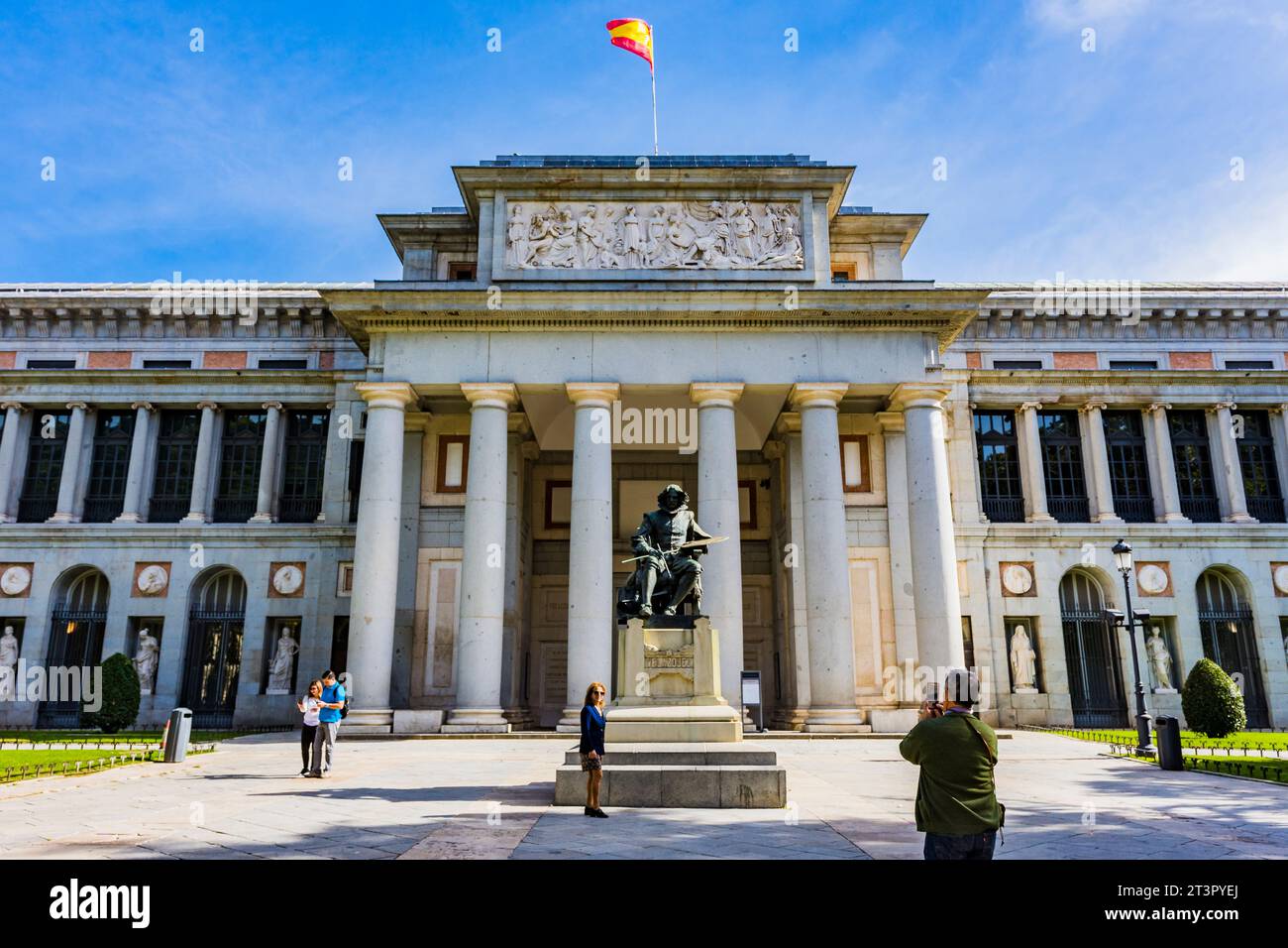 Das Paar wird neben der Statue von Velazquez fotografiert. Das Prado