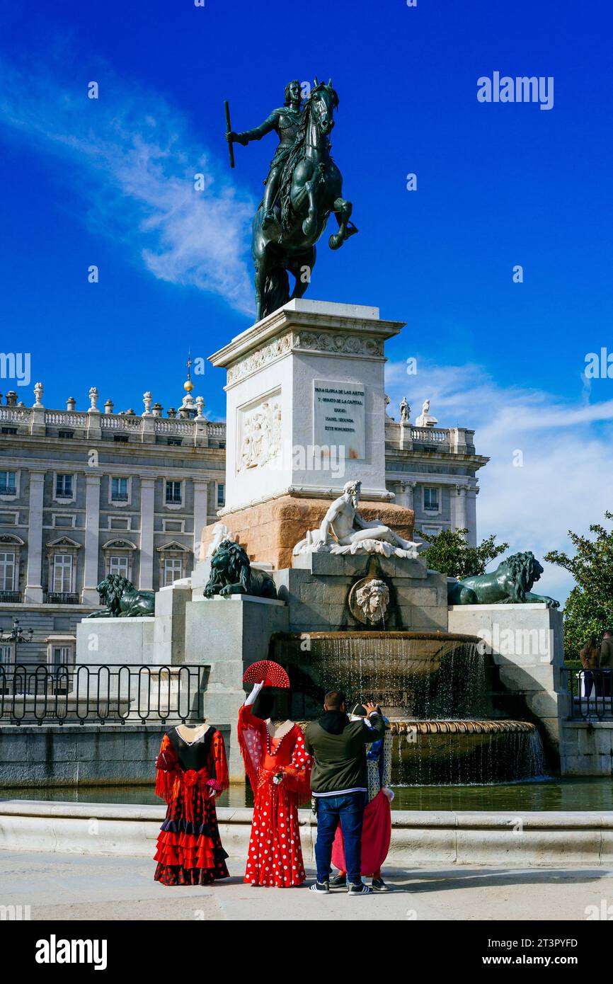 Kopflose Schaufensterpuppen für Touristenfotos vor dem Denkmal für Felipe IV Reiterstatue Philipps IV Das Denkmal für Philipp IV. Oder Brunnen von Stockfoto