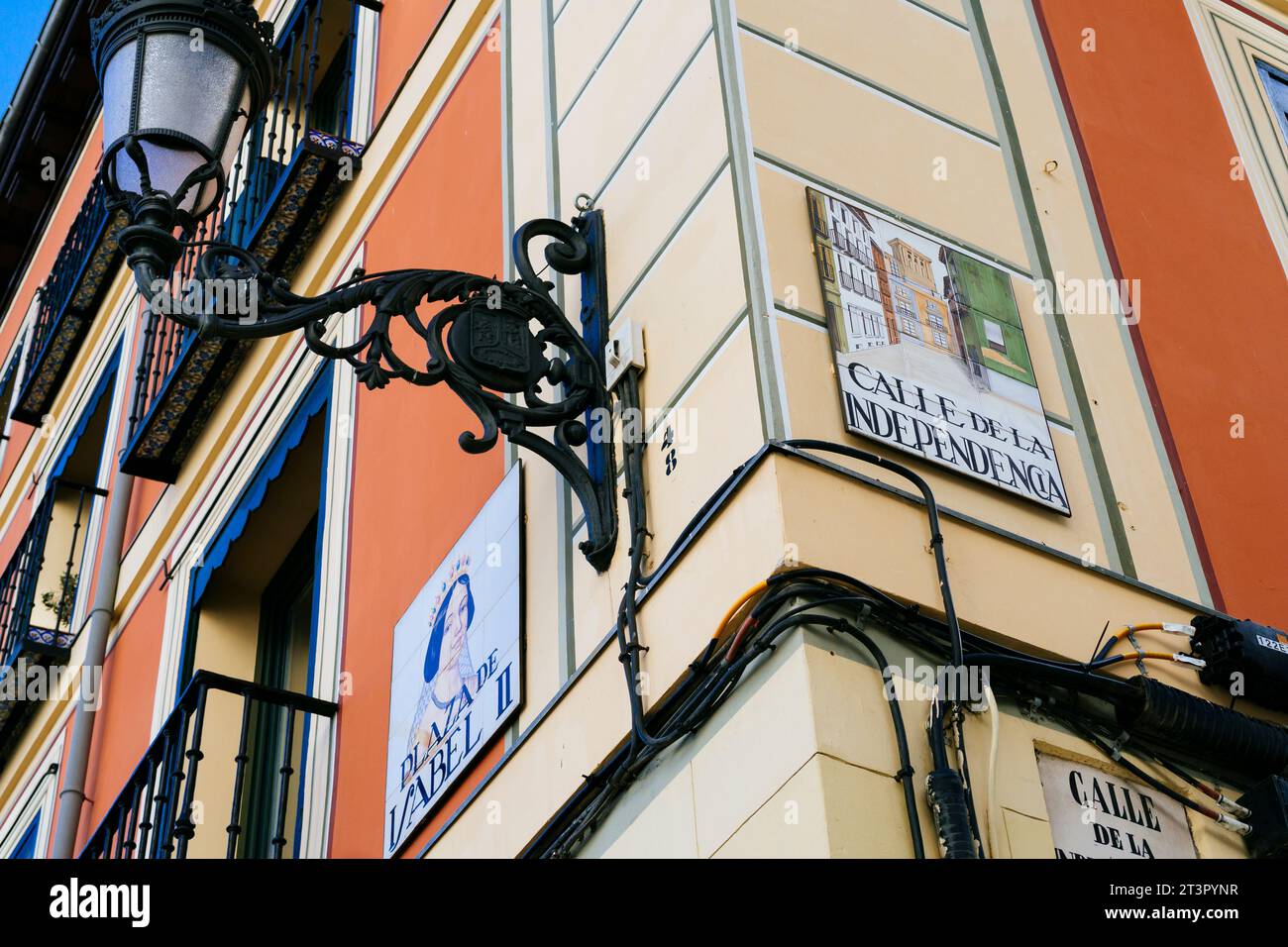 Traditionelles gefliestes Straßenschild, Plaza de Isabel II Ecke mit Calle de la Independencia. Madrid, Comunidad de Madrid, Spanien, Europa Stockfoto