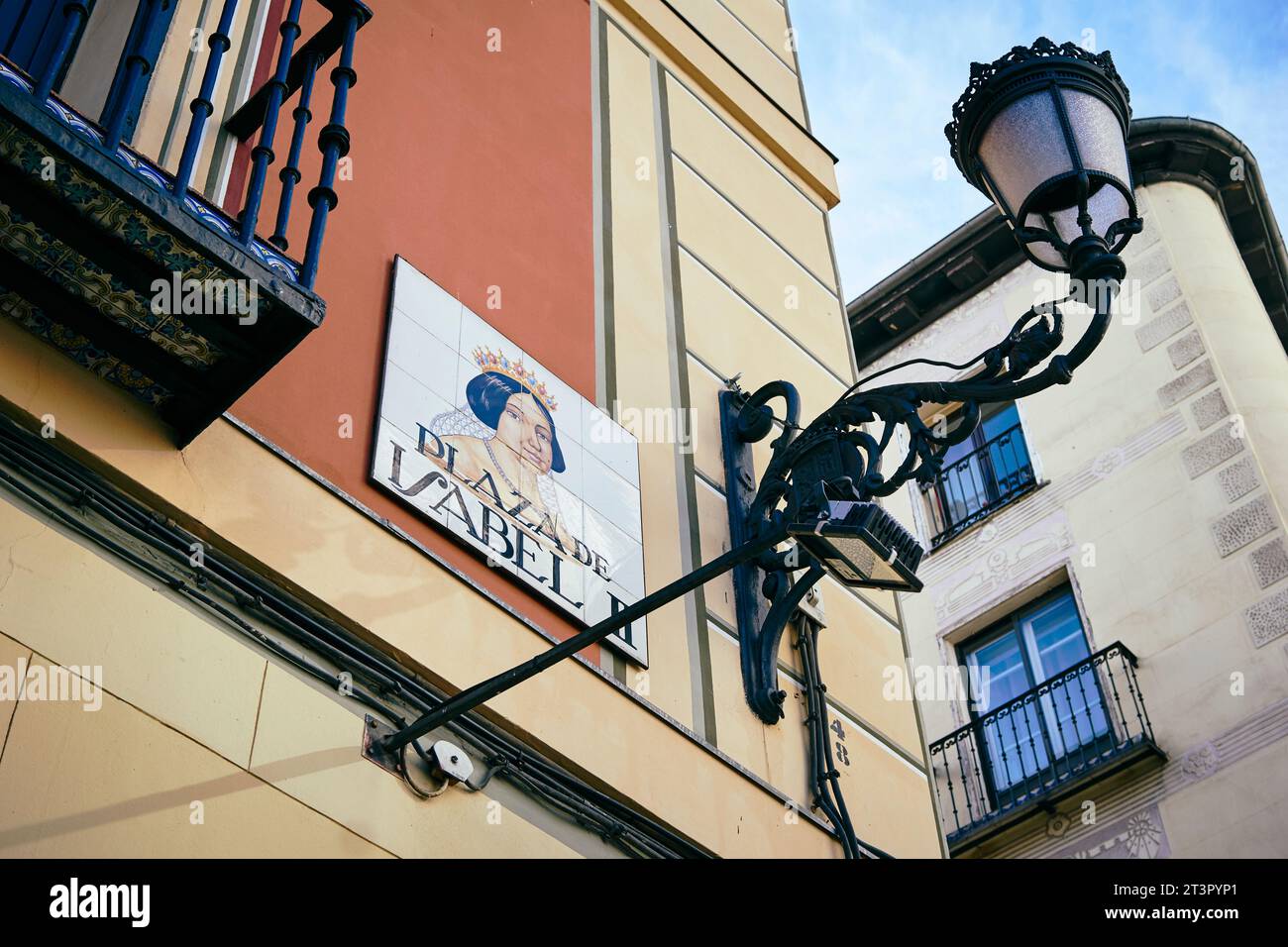 Traditionelles gekacheltes Straßenschild, Plaza de Isabel II Madrid, Comunidad de Madrid, Spanien, Europa Stockfoto