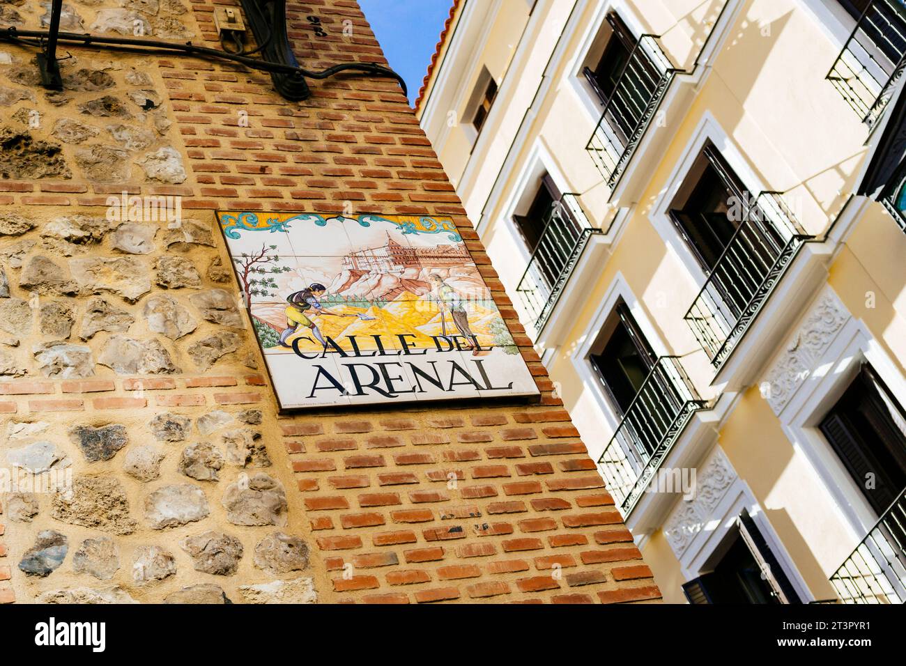 Traditionelles, gekacheltes Straßenschild, Calle Arenal - Arenal Street. Madrid, Comunidad de Madrid, Spanien, Europa Stockfoto