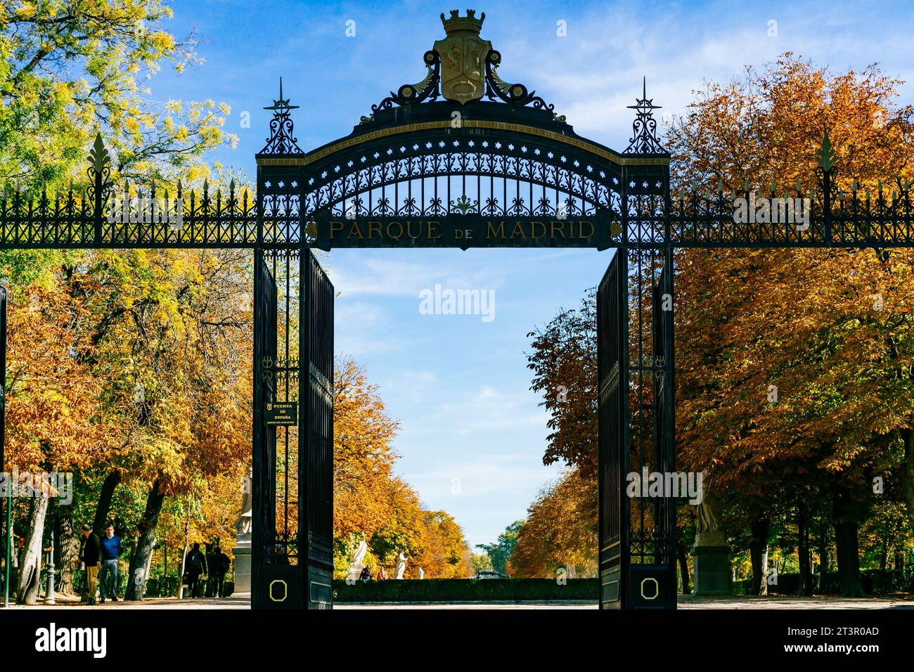 Das Tor Puerta de España - Spanien ist einer der Eingänge zum Parque del Buen Retiro, wörtlich „Park of the Pleasant Retreat“, Retiro Park oder simpl Stockfoto
