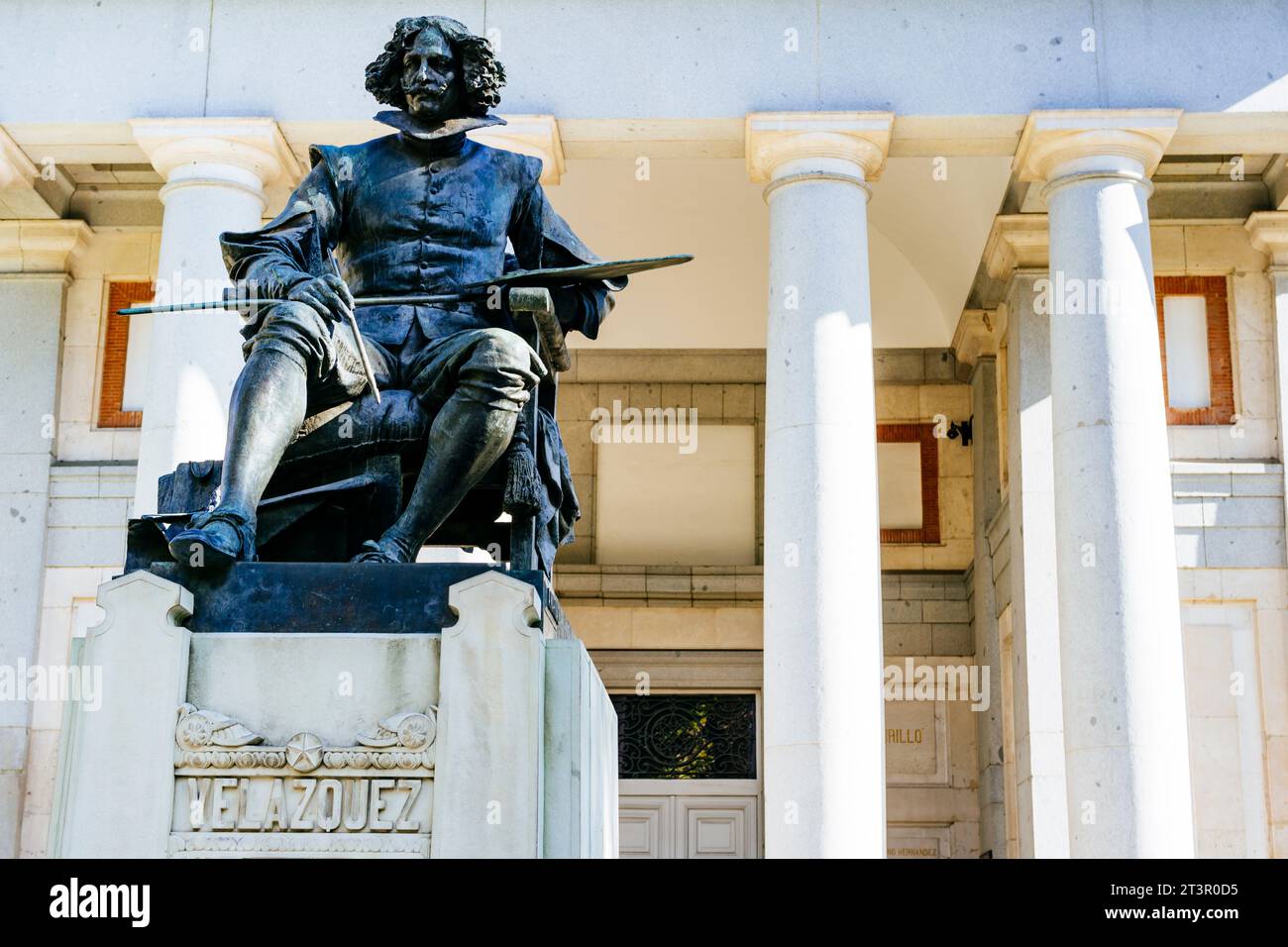 Velázquez oder die Statue von Velázquez ist ein Beispiel öffentlicher Kunst in Madrid, Spanien. Es befindet sich vor dem Haupttor des Prado-Museums und ist dedic Stockfoto