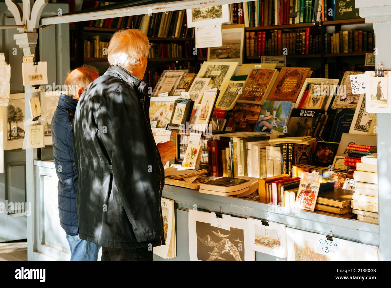 La Cuesta de Moyano ist der populäre Name, unter dem die Calle de Claudio de Moyano in Madrid bekannt ist, berühmt für die Verkaufsstände, die Bücher verkaufen, viele davon Stockfoto