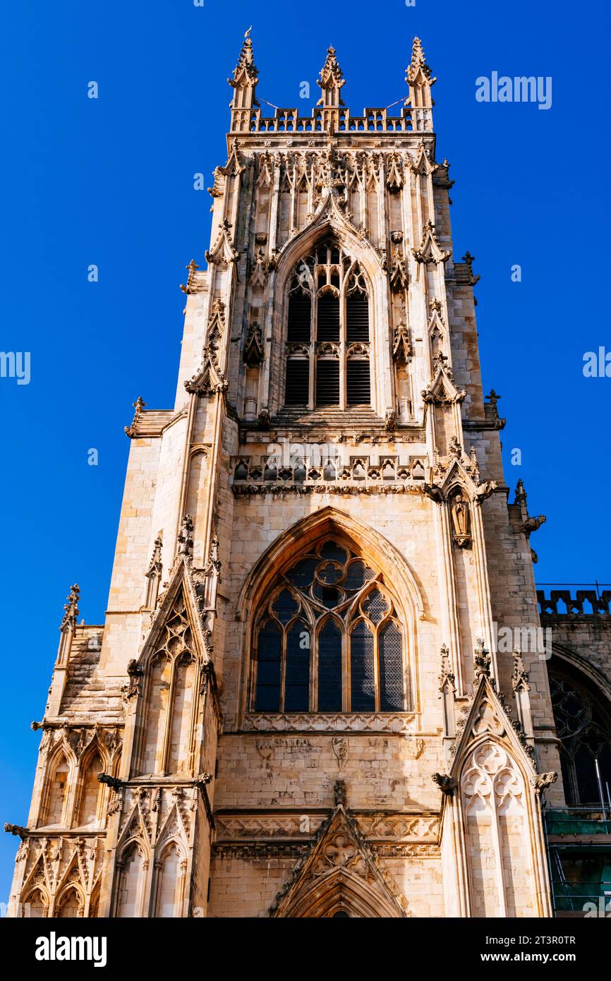 Detailturm. Die Kathedrale und Metropolitische Kirche St. Peter in York, auch bekannt als York Minster, ist die Kathedrale von York. Haupteingang zum t Stockfoto