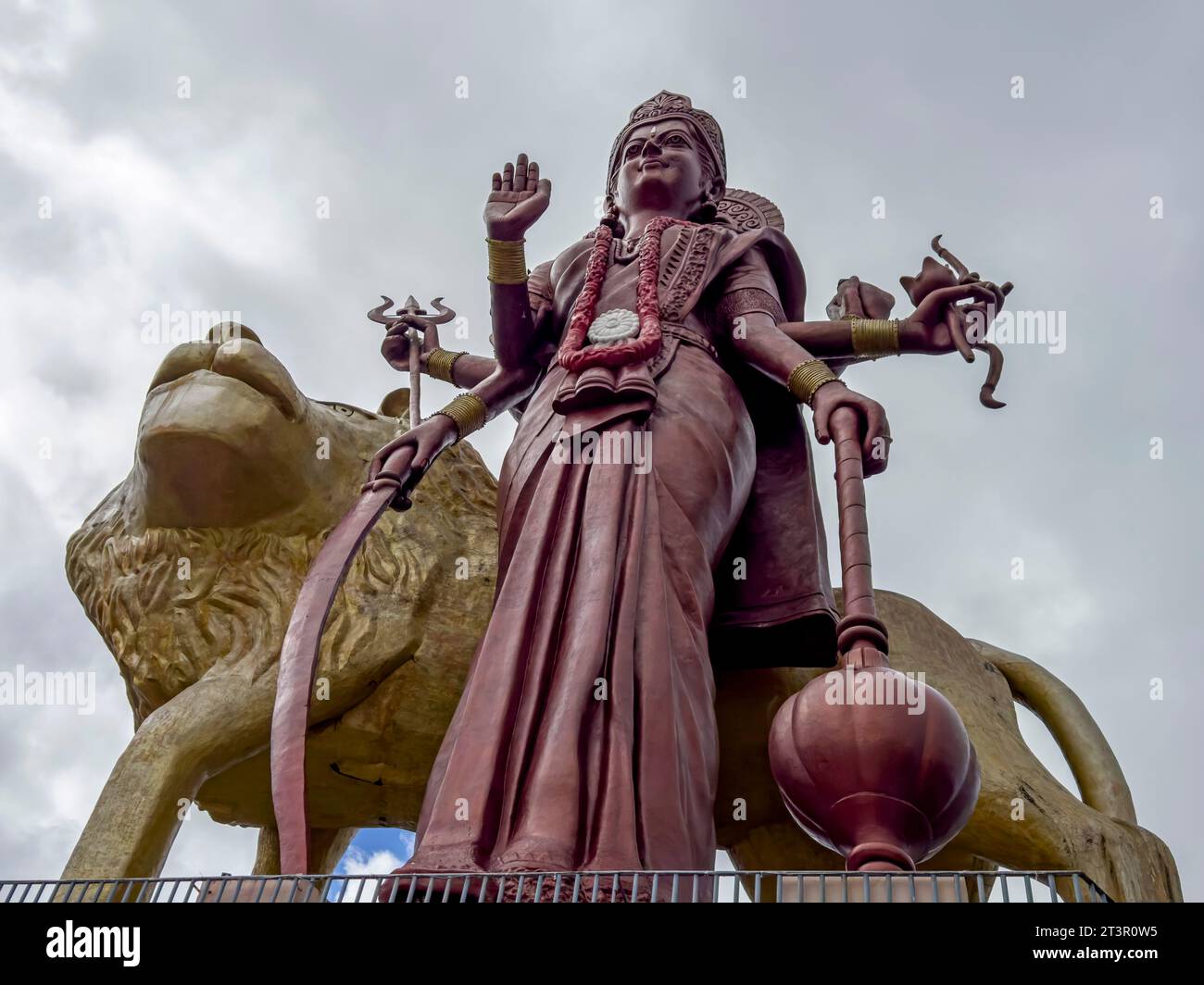 Riesige Statue der Göttin Durga an der religiösen Stätte Grad Bassin Ganga Talao auf Mauritius Stockfoto