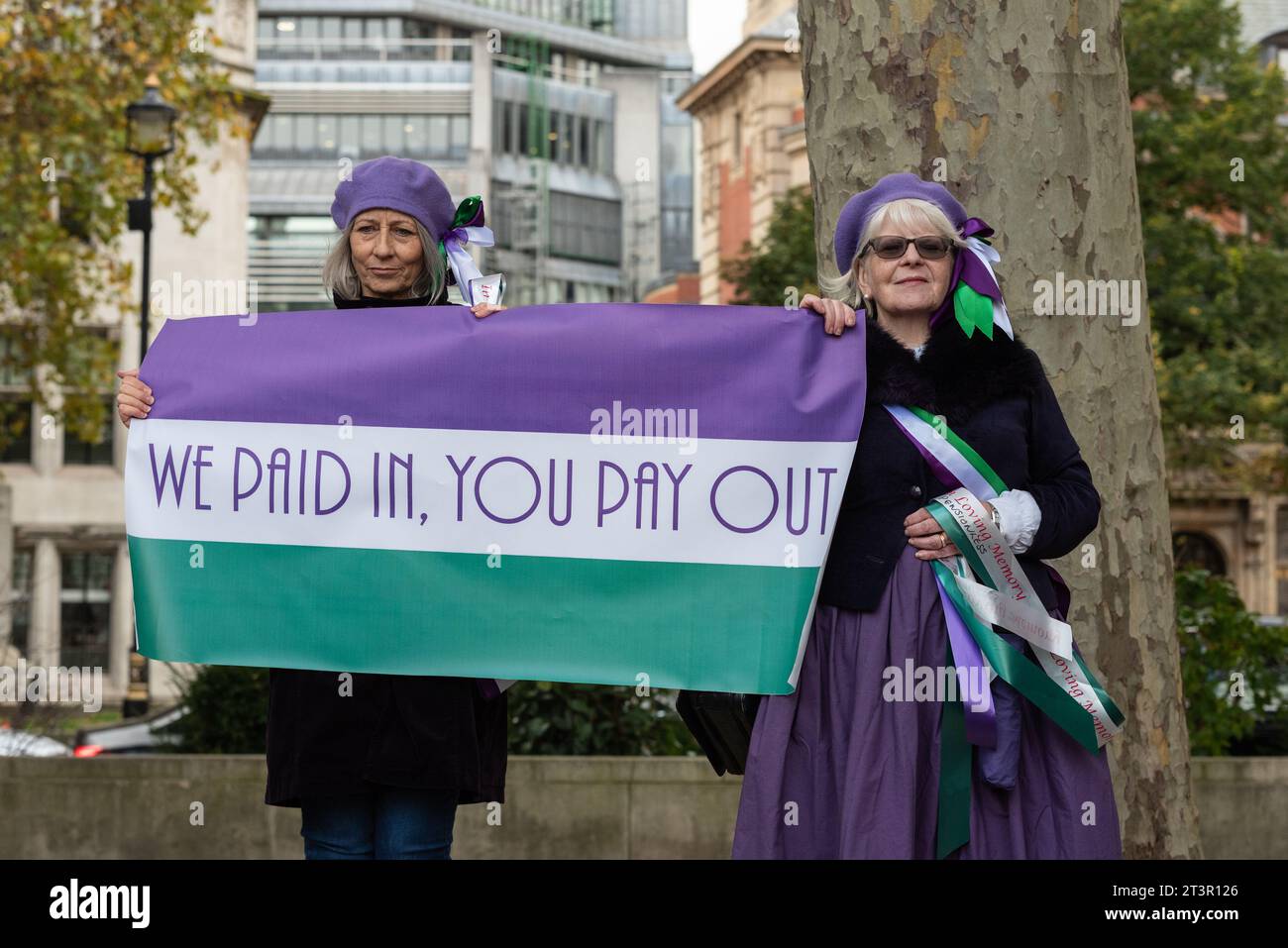 Frauen gegen die Ungleichheit der staatlichen Renten, WASPI, Frauen, die gegen die Art und Weise protestieren, wie die staatliche Rente für Frauen geändert wurde. Banner-Flag Stockfoto