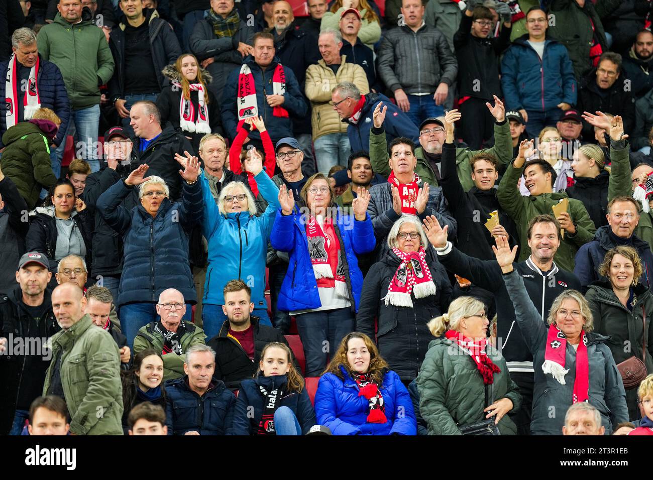 ALKMAAR - AZ-Fans während des UEFA Conference League-Spiels in Gruppe E zwischen AZ Alkmaar und Aston Villa FC im AFAS-Stadion am 26. Oktober 2023 in Alkmaar, Niederlande. ANP ED VAN DE POL Stockfoto