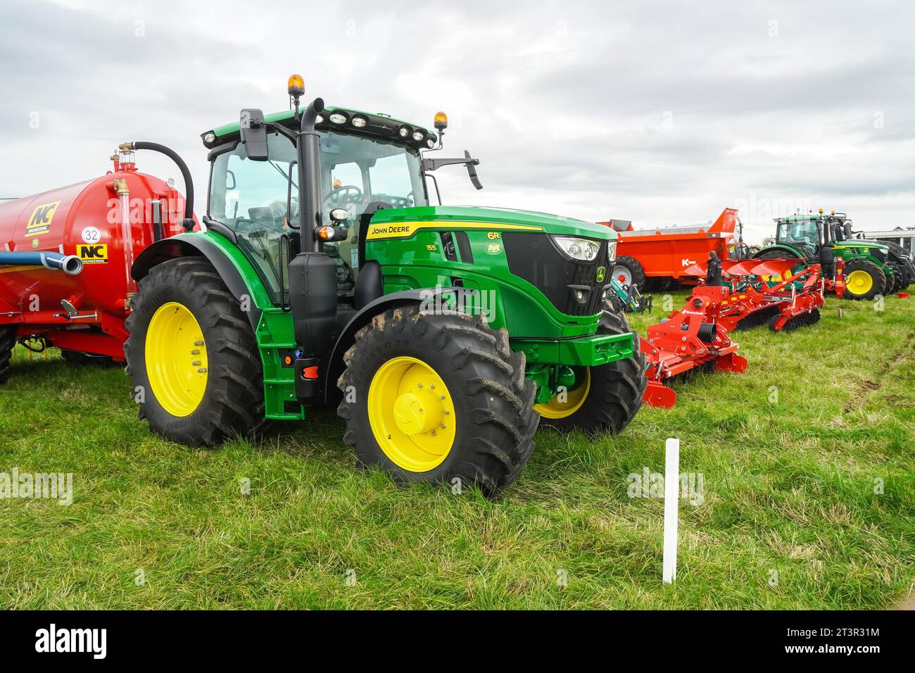 John Deere 155 Traktor und Landmaschinen auf einer Landwirtschaftsmesse in Troon, Ayrshire, Schottland, Großbritannien Stockfoto