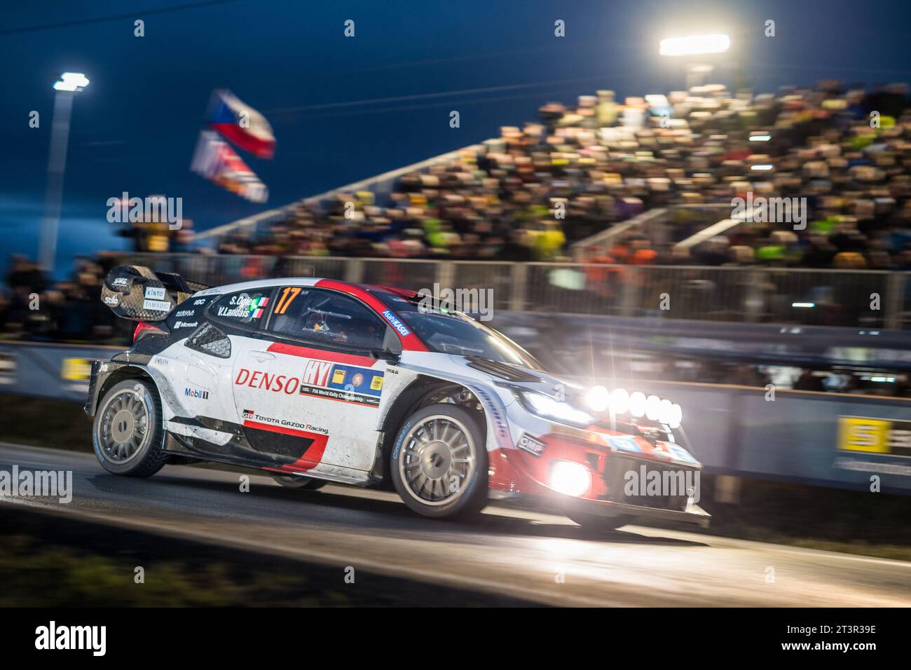 Klatovy, Tschechische Republik. Oktober 2023. Mitteleuropäische Rallye, Teil der Rallye-Weltmeisterschaft, zweite Etappe (Prag, Velka Chuchle) in Prag, Tschechische Republik, 26. Oktober 2023. Die französische Besatzung Sebastien Ogier und Vincent Landais. Quelle: Petr Skrivanek/CTK Photo/Alamy Live News Stockfoto