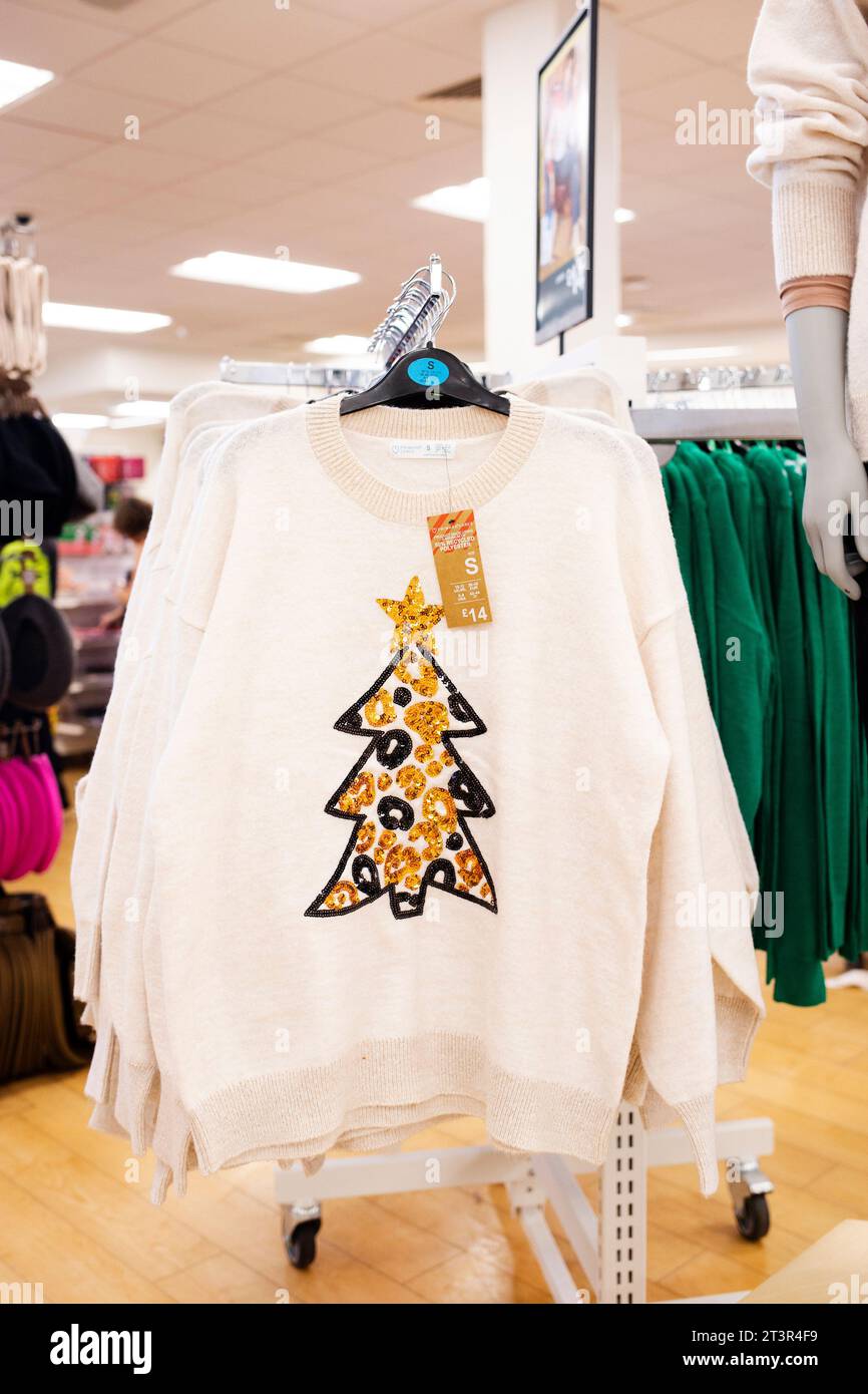 Primark 2023 Christmas Pullover Kollektion – Creme gestrickt mit goldenem und schwarzem Paillettenbaum Stockfoto