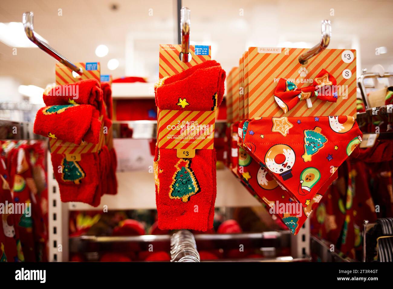 Primark Red Cozy Wintersocken für Kinder mit Weihnachtsbaum und andere weihnachtliche Modeschöpfe Stockfoto