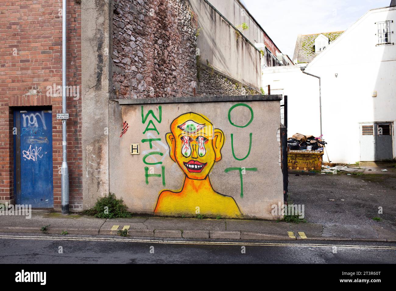 Die Graffiti-Kunst, in der die Augen aus den gelben Leuten fallen, geht entlang der Lower Union Lane in Torquay Stockfoto