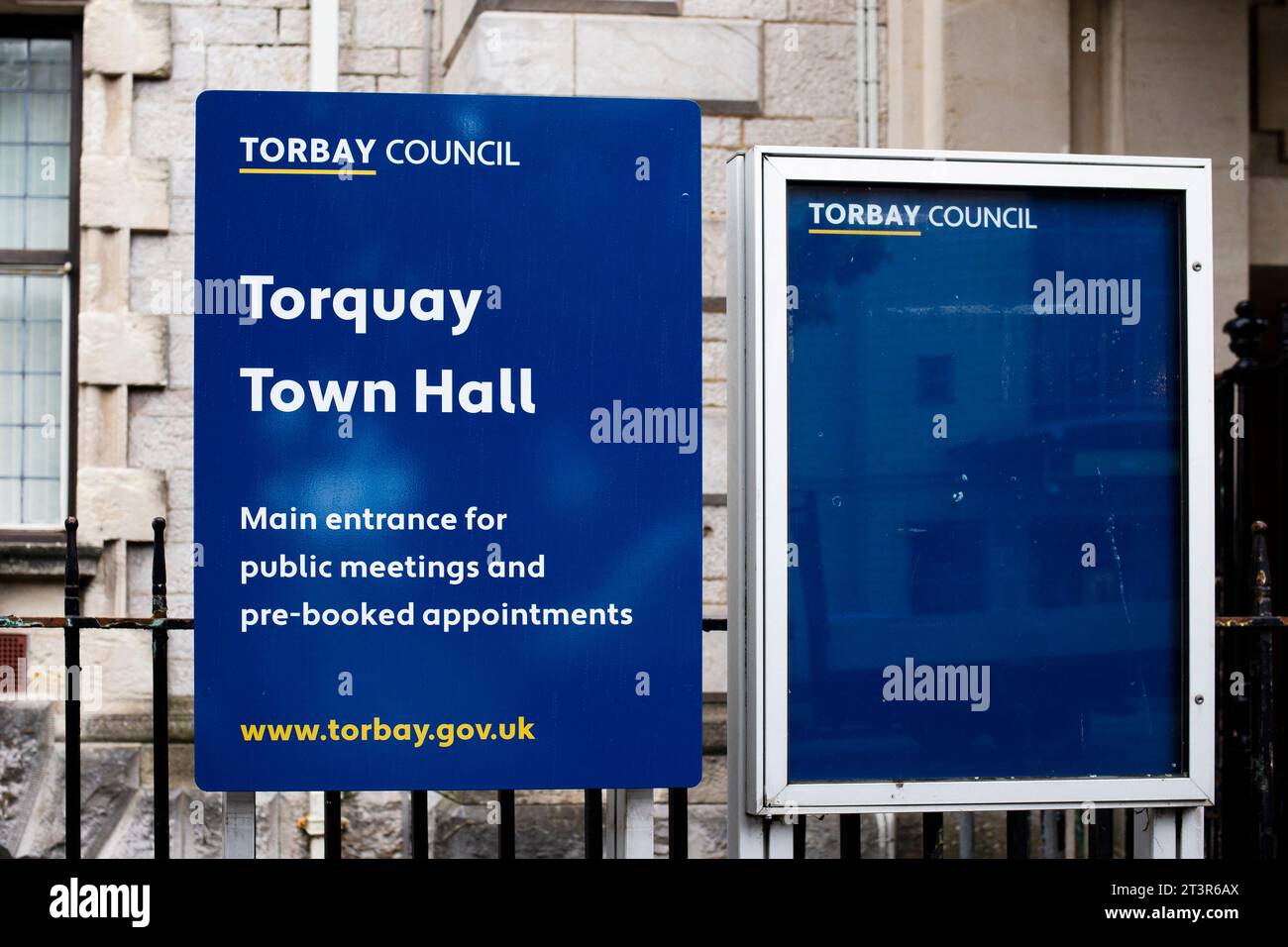 Torquay Town Hall Schild am Vordereingang Stockfoto