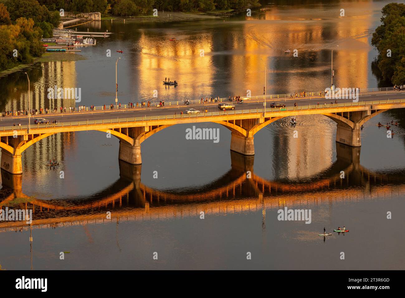 Abendliche Reflexionen des Ladybird Lake, Ausin Texas mit Congress Street Bridge. Stockfoto