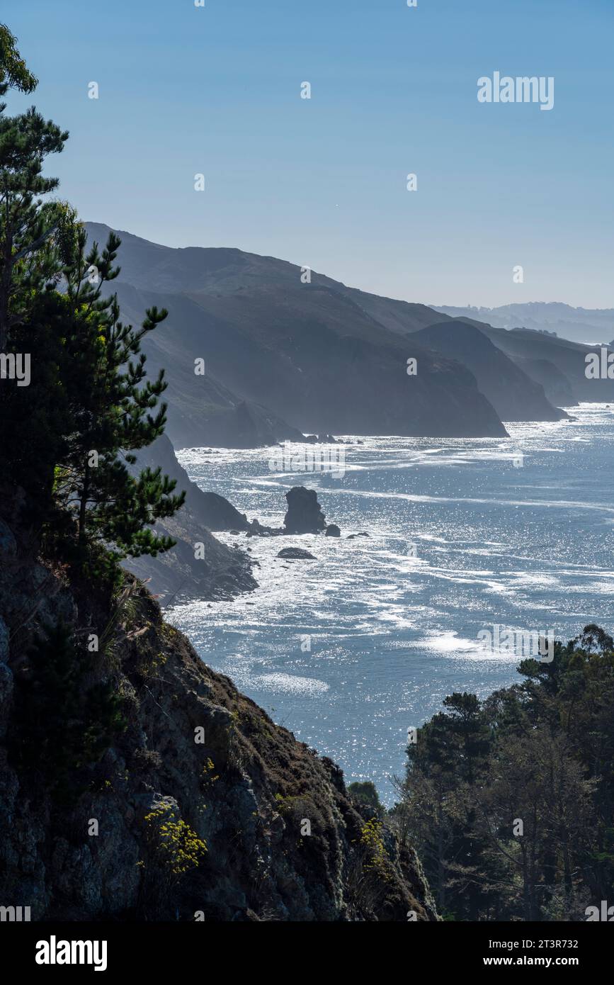 Blick vom Muir Beach Lookout zurück in Richtung San Francisco mit Meeresspiegeln und Klippen. Stockfoto