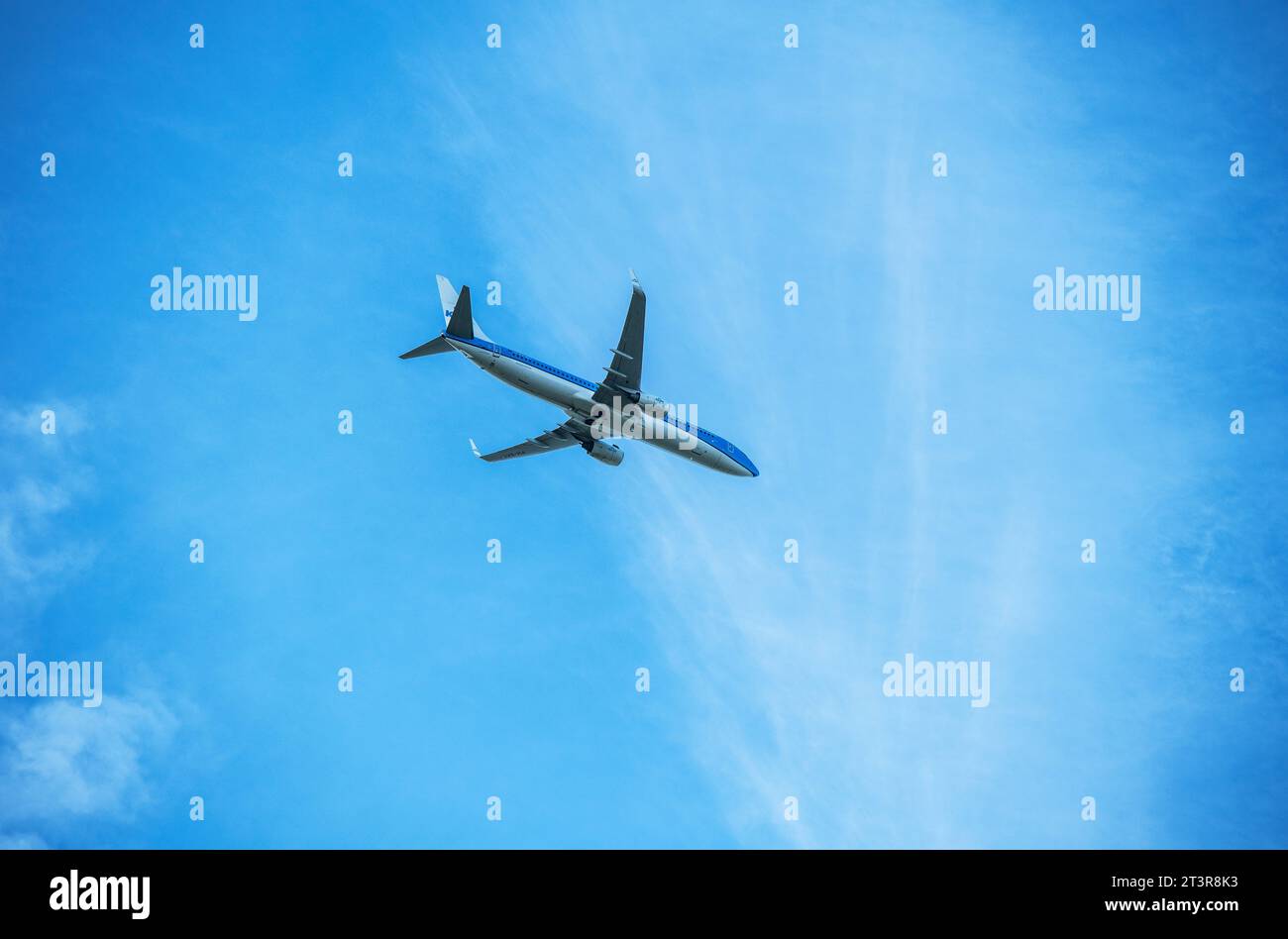 KLM Passagierflugzeug fliegt über einen blauen Himmel Stockfoto