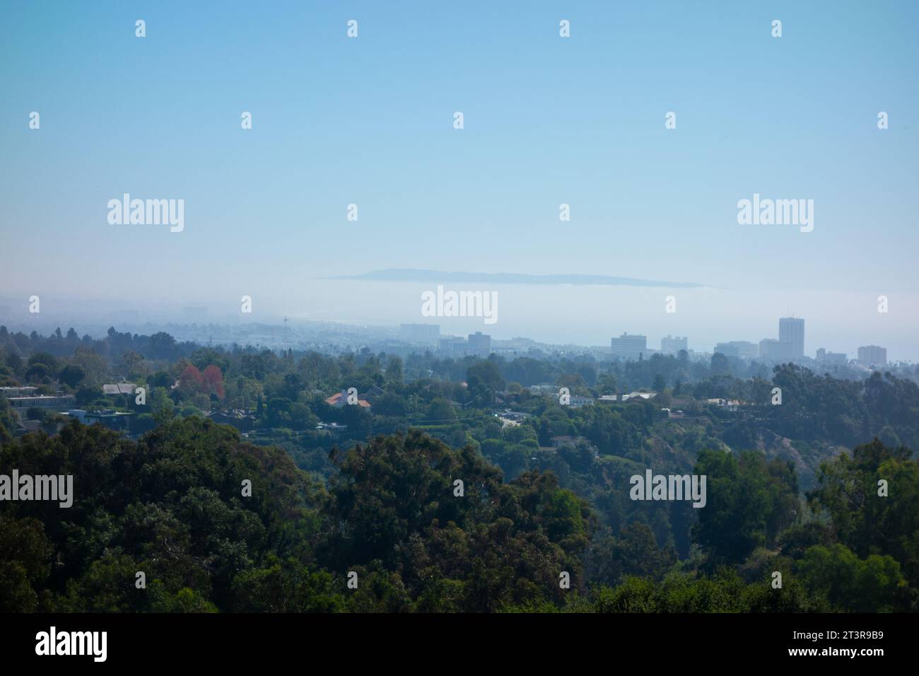 Die Halbinsel Palos Verdes schwebt in der Nebelschicht in Los Angeles, CA Stockfoto