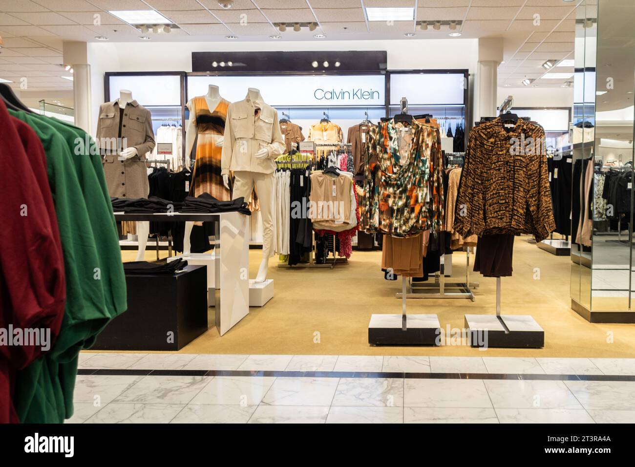 Die Bekleidungsabteilung von Calvin Klein in Dillard's Kaufhaus bietet gehobene Waren in Wichita, Kansas, USA Stockfoto