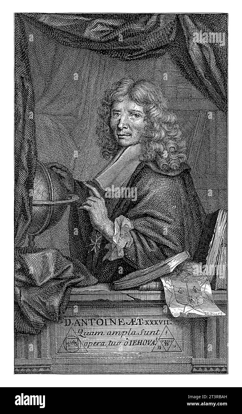 Porträt von Mr. Antoine, Bernard Picart, nach Jean Le Fevre, 1695 Porträt von Mr. Antoine im Alter von 37 Jahren. Er sitzt in seinem Arbeitszimmer und sieht einen Globus an Stockfoto