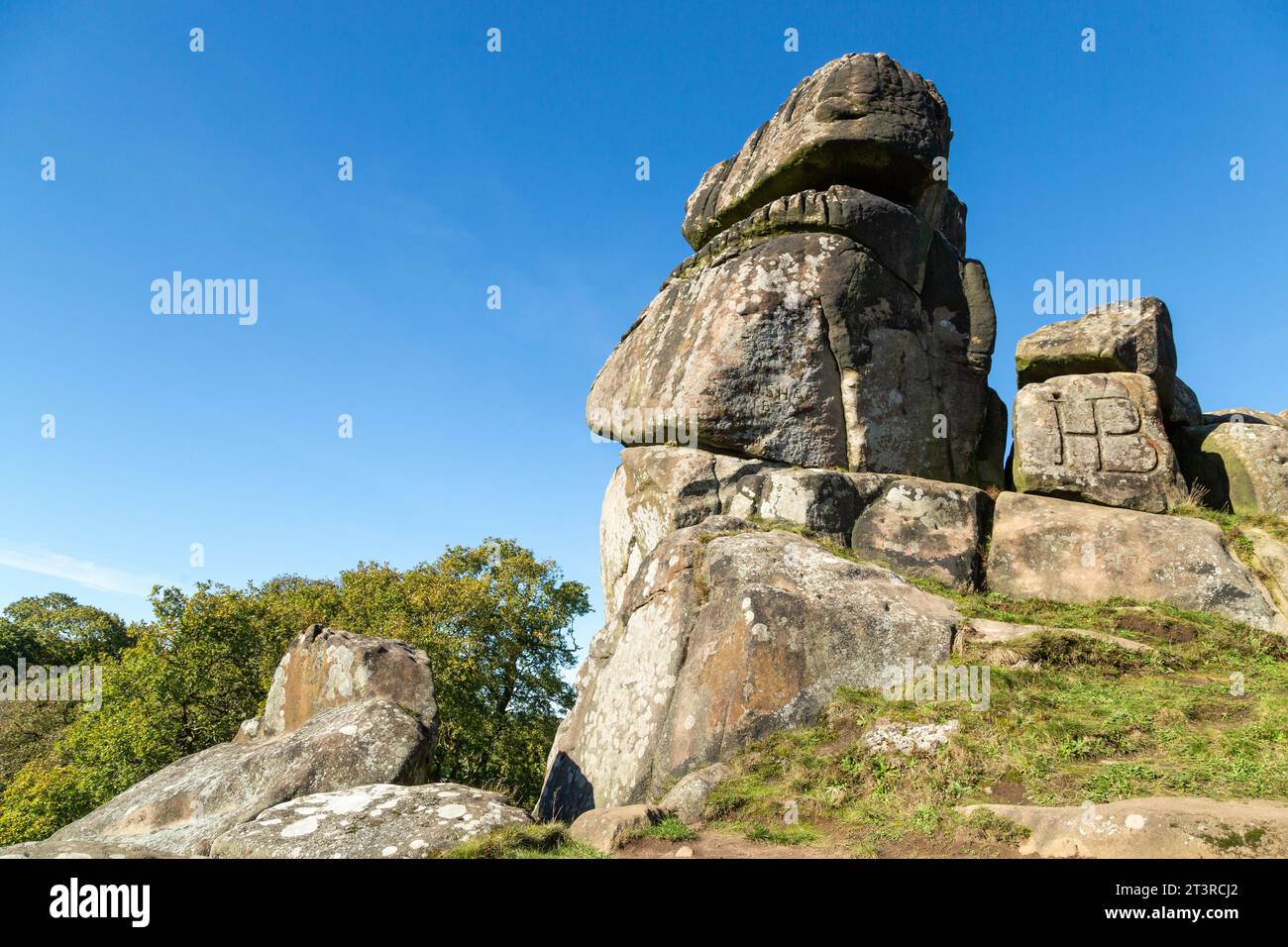 Robin Hood's Stride (auch bekannt als Mock Beggar's Mansion) ist eine Felsformation am Kalksteinweg in Derbyshire nahe dem Dorf Elton Stockfoto