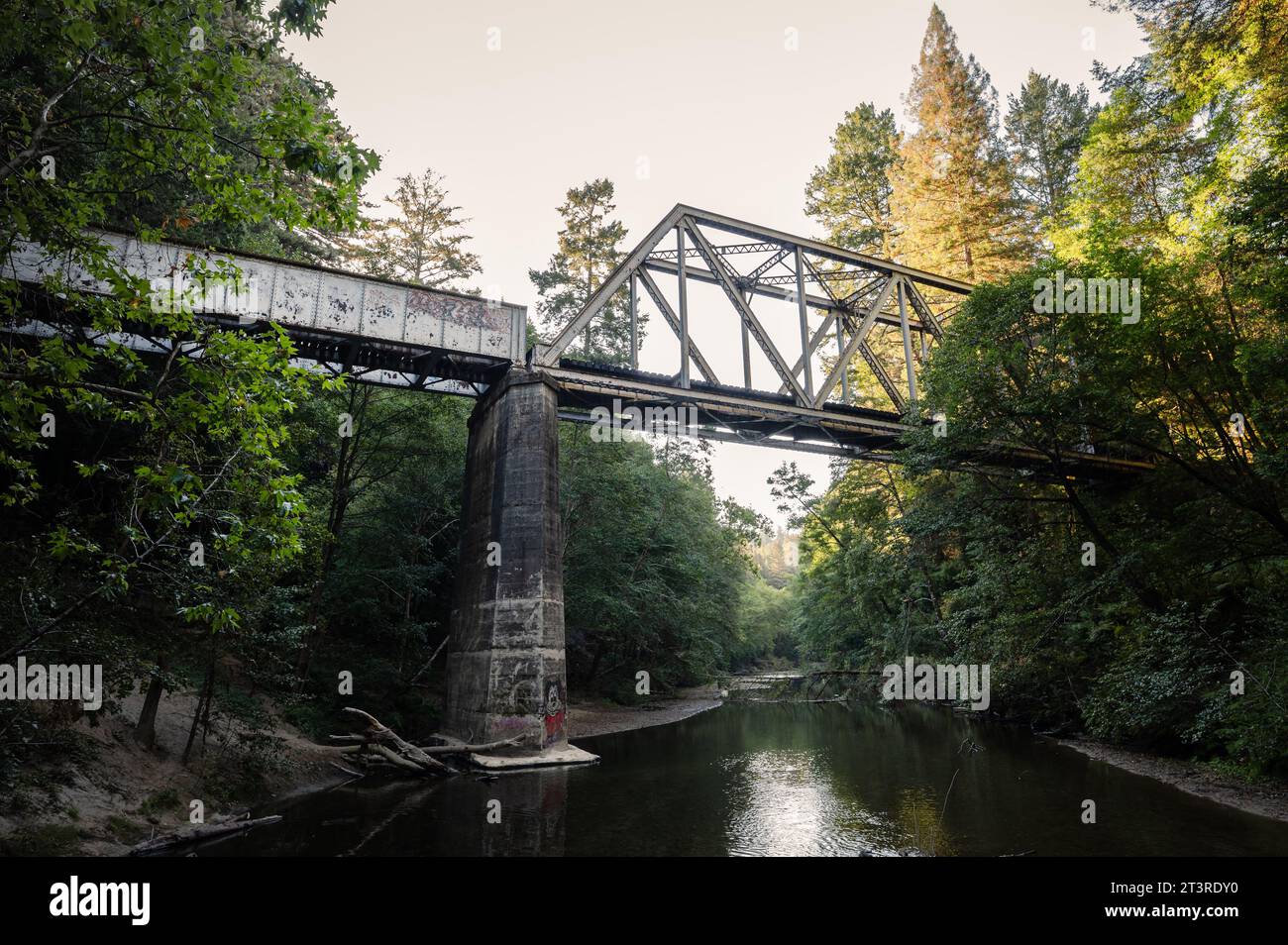Eine Eisenbahnbrücke über einen Fluss Stockfoto