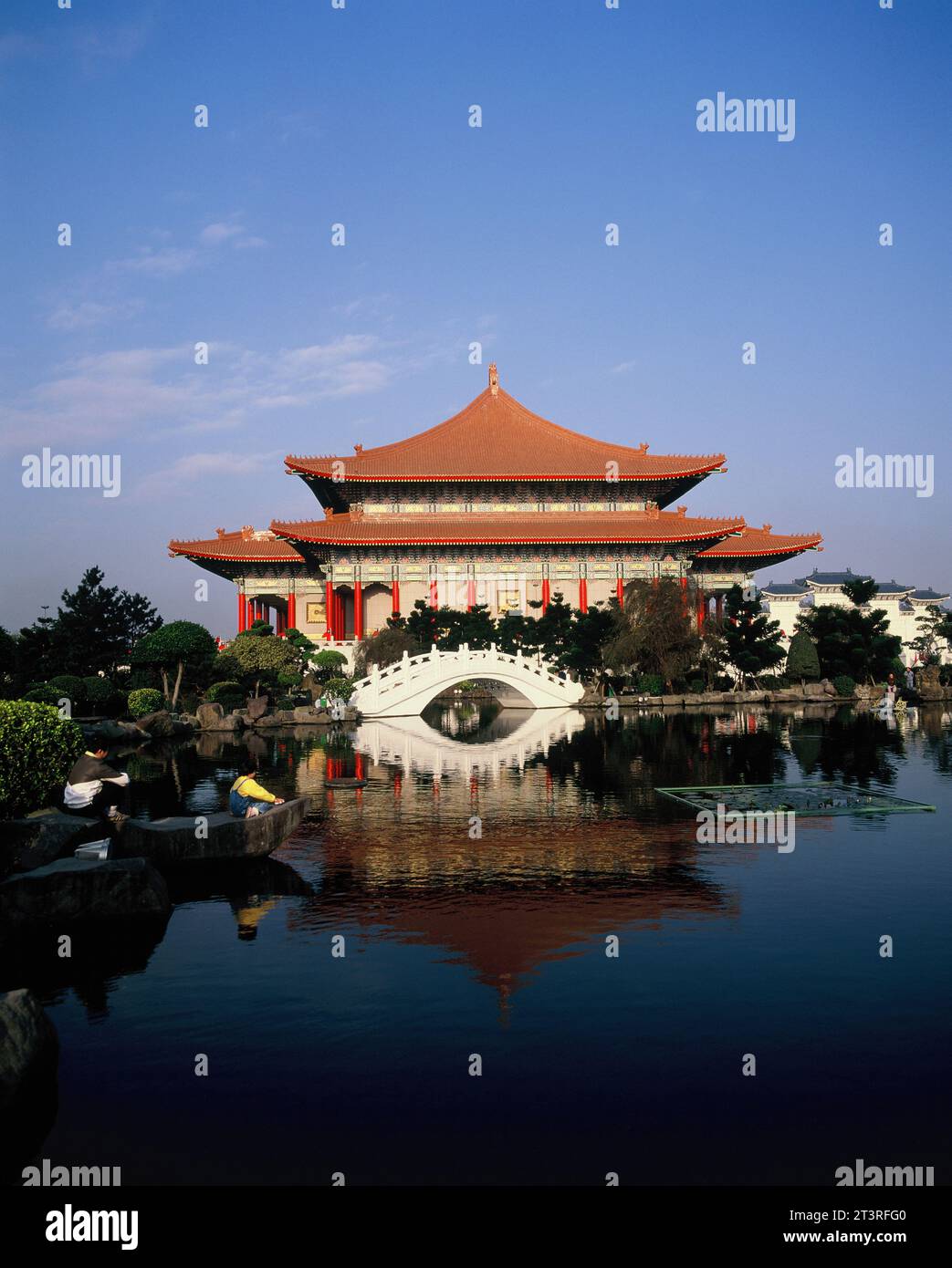 Taiwan. Taipeh. Memorial Square. National Concert Hall mit Guanghua Lake. Stockfoto