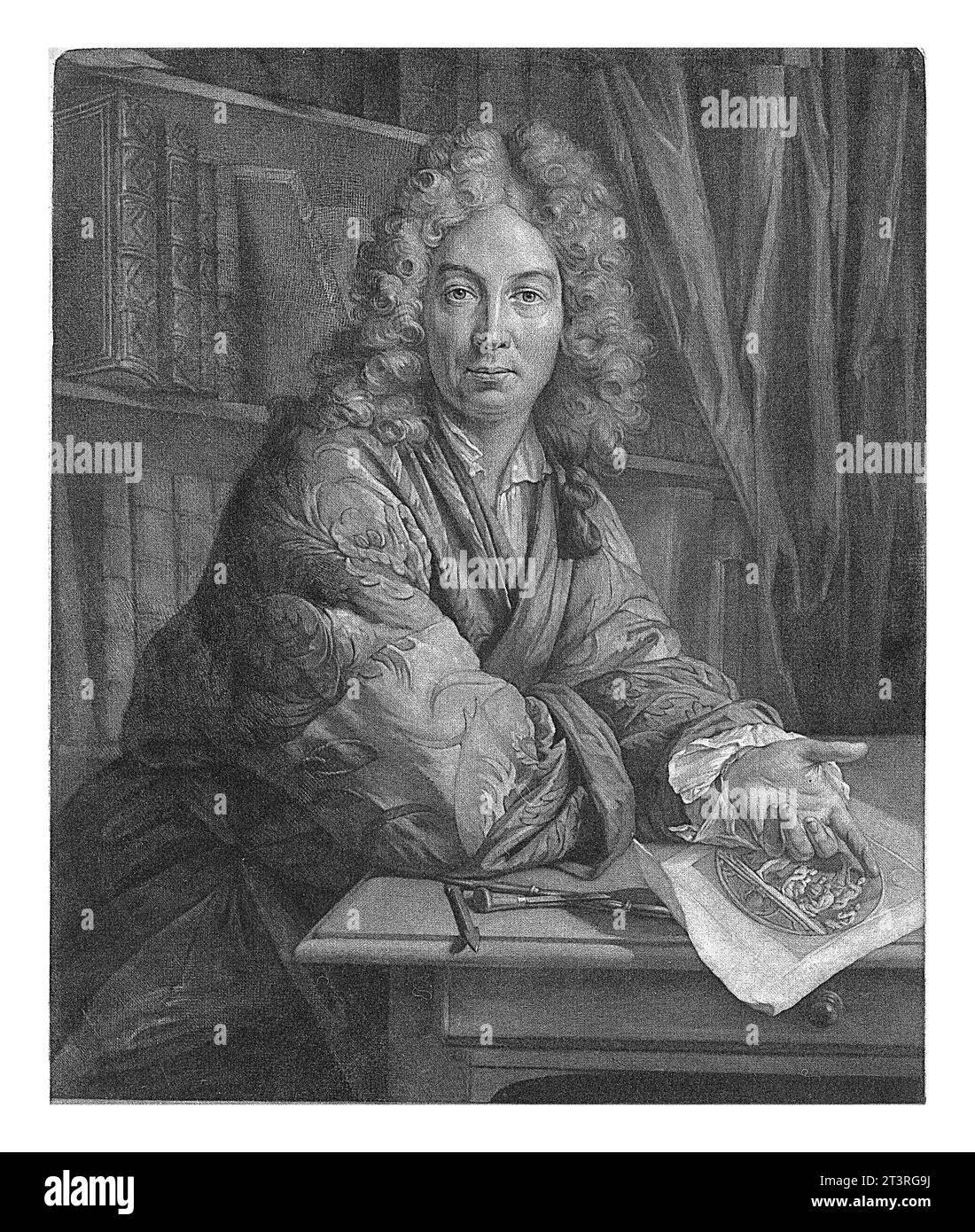 Porträt von Bernard Picart, Nicolaas Verkolje, nach Jean-Marc Nattier, 1714 der Zeichner und Kupferstecher Bernard Picart sitzt an einem Tisch und trägt ein Stockfoto