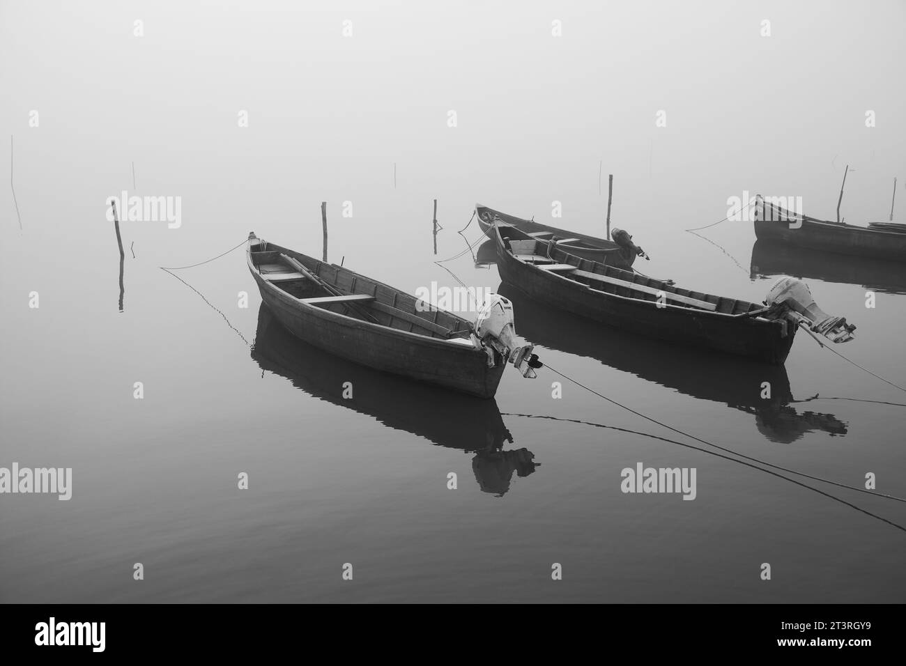 Fischerboote auf dem See im Nebel Stockfoto