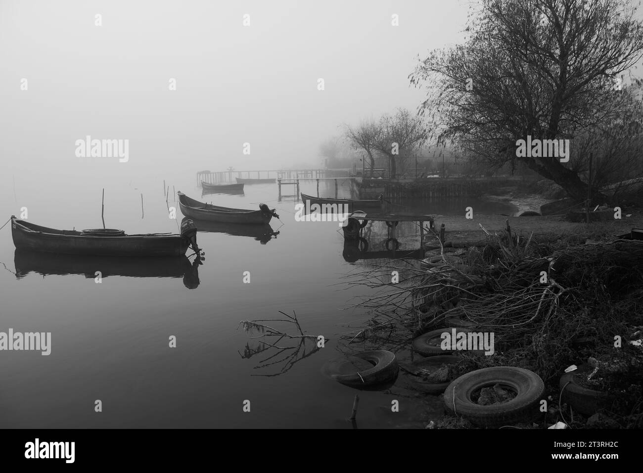 Fischerboote auf dem See im Nebel Stockfoto