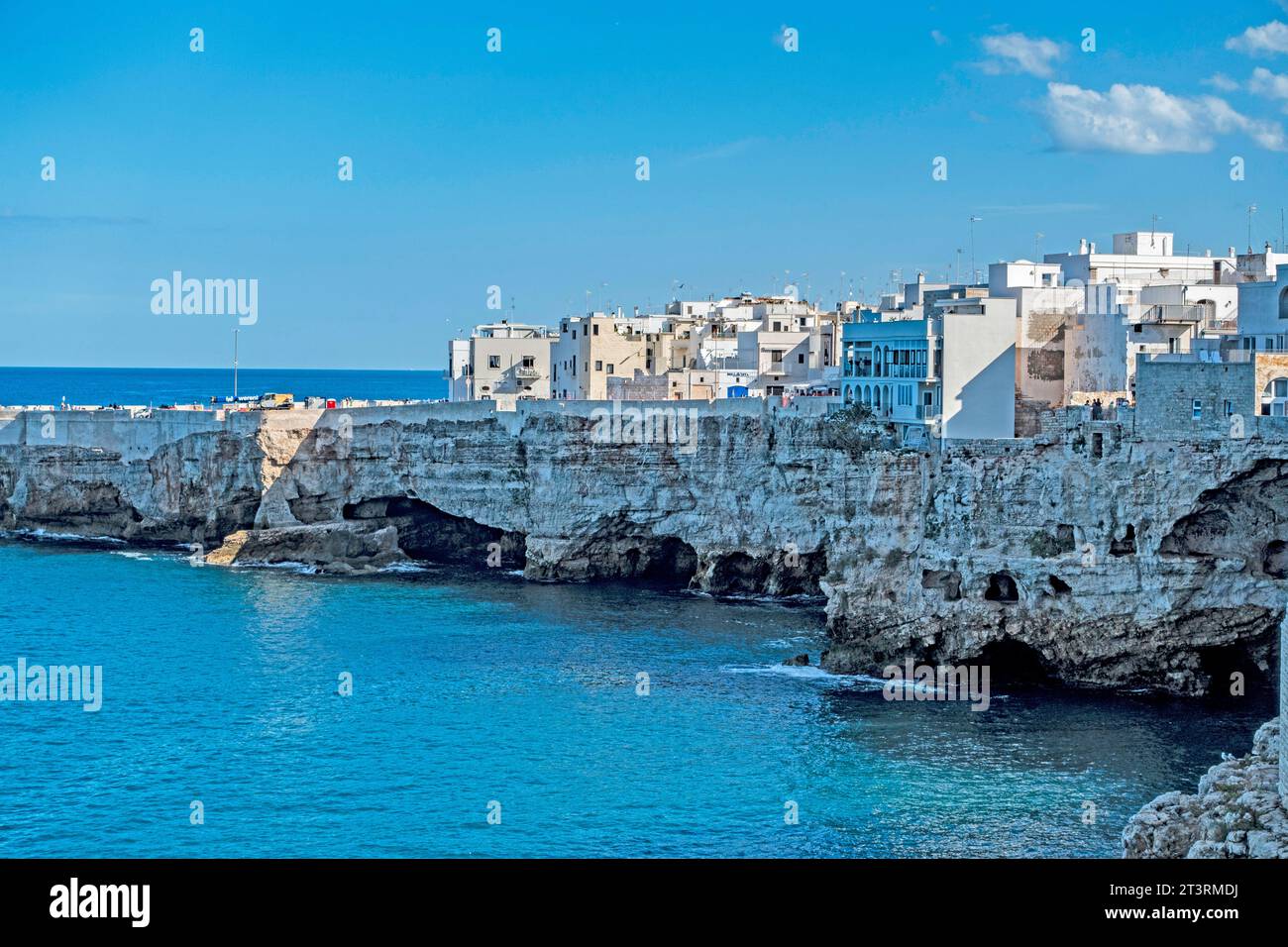 Die Stadt Polignano a Mare, Italien, umgeben vom kristallklaren Wasser der Adria. Stockfoto