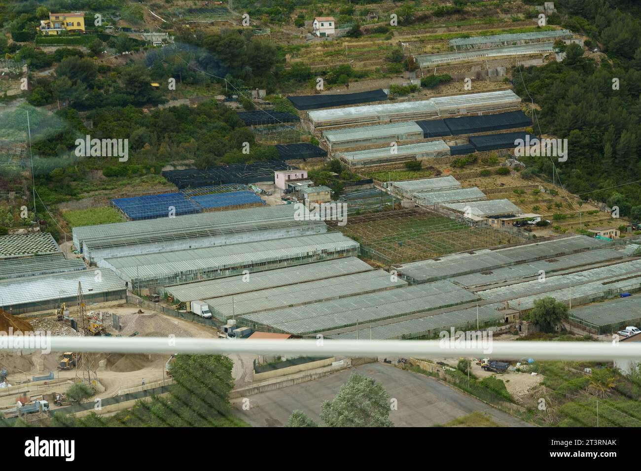 Gewächshäuser und Landwirtschaft in Italien. Blick von oben. Agrarkonzept. Stockfoto