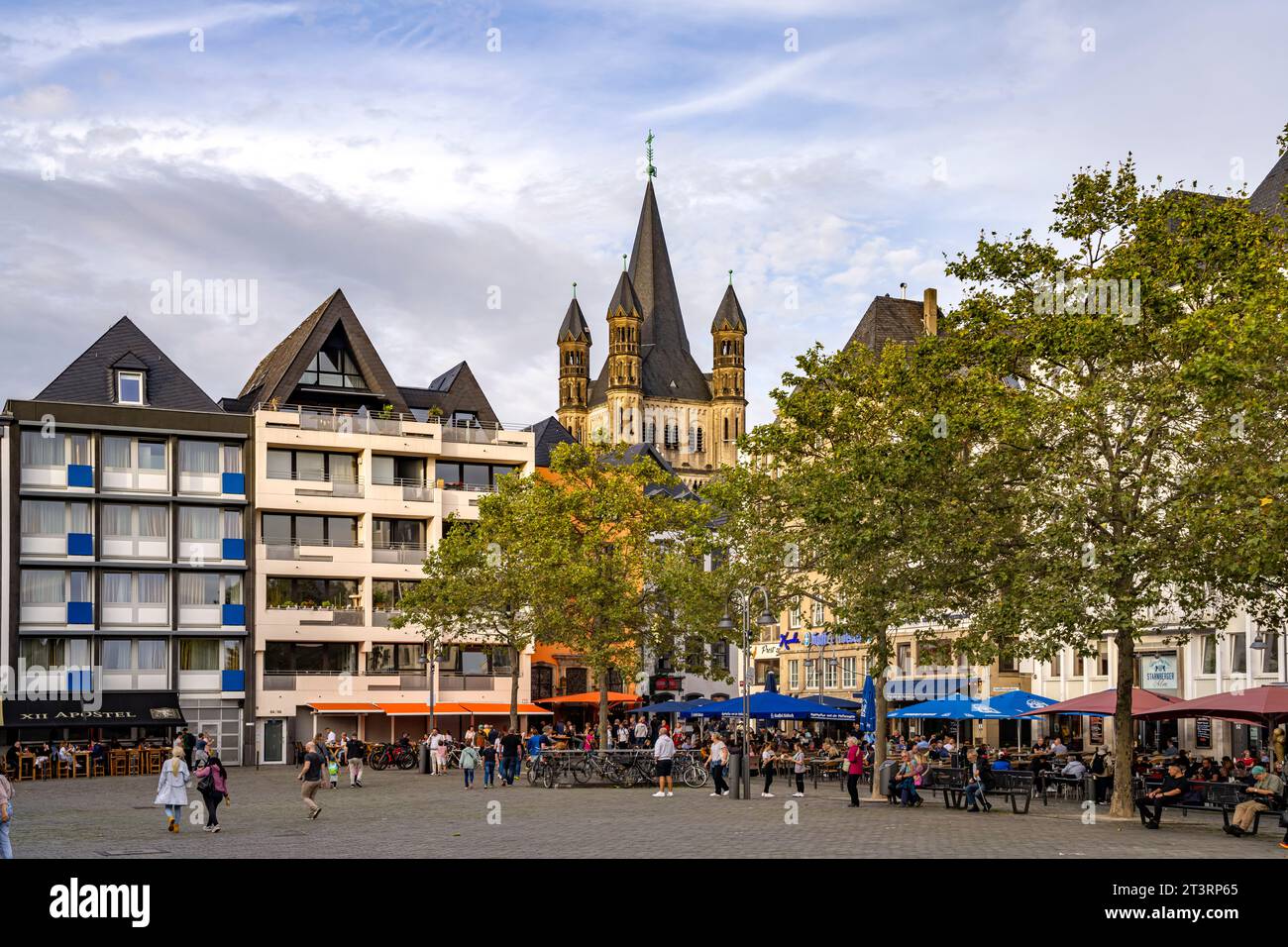 Heumarkt und Groß St. Martin in Köln, Nordrhein-Westfalen, Deutschland | Heumarkt und große St. Martin-Kirche in Köln, Nordrhein-Westpha Stockfoto