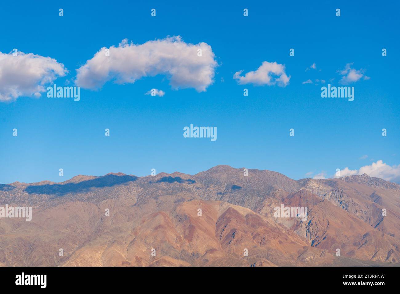 Blauer Himmel und verstreute Wolken über den Bergen der Sierra Nevada und dem owens-Tal Stockfoto